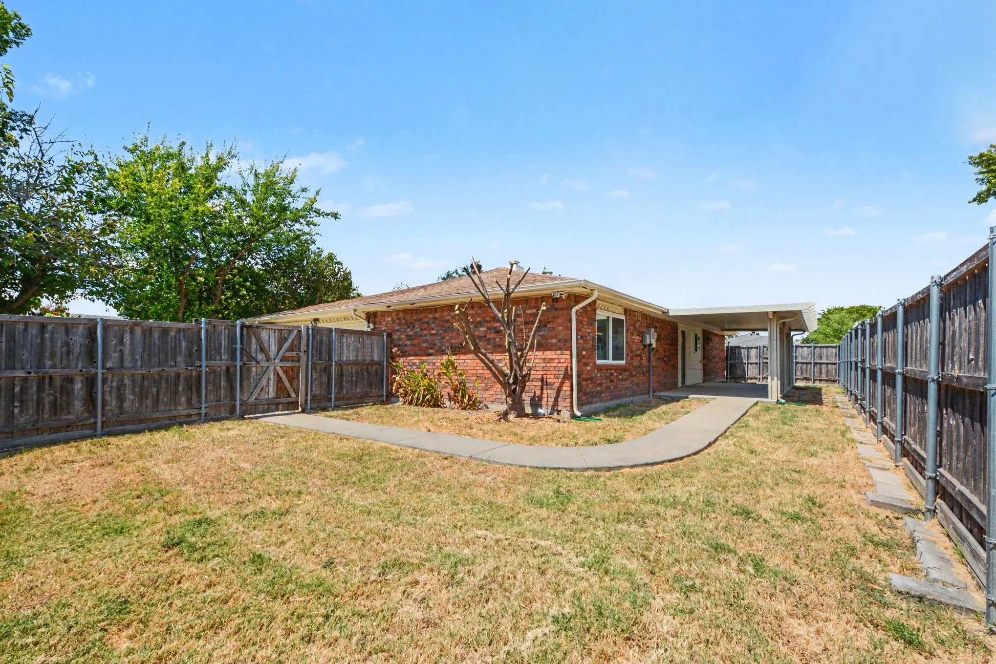 Single Family Residence For Sale in Rockwall County , 8810 Miami Drive, Rowlett, Texas 75088, 3 Bedroom, 2 Bathroom, 2 Garage spaces, 1,791 Sqft, built in 1983, mls#21375777, Real Estate Agent in Rowlett, Homes For Sale in Rockwall county, Homes For Sale in Rowlett, Realtor in Rowlett Texas, Real Estate Brokerage Independent Realty Texas, Luminita Cordes Realtor