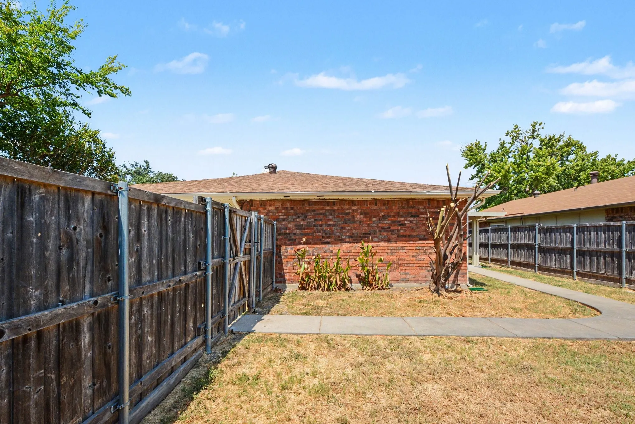 Single Family Residence For Sale in Rockwall County , 8810 Miami Drive, Rowlett, Texas 75088, 3 Bedroom, 2 Bathroom, 2 Garage spaces, 1,791 Sqft, built in 1983, mls#21375777, Real Estate Agent in Rowlett, Homes For Sale in Rockwall county, Homes For Sale in Rowlett, Realtor in Rowlett Texas, Real Estate Brokerage Independent Realty Texas, Luminita Cordes Realtor