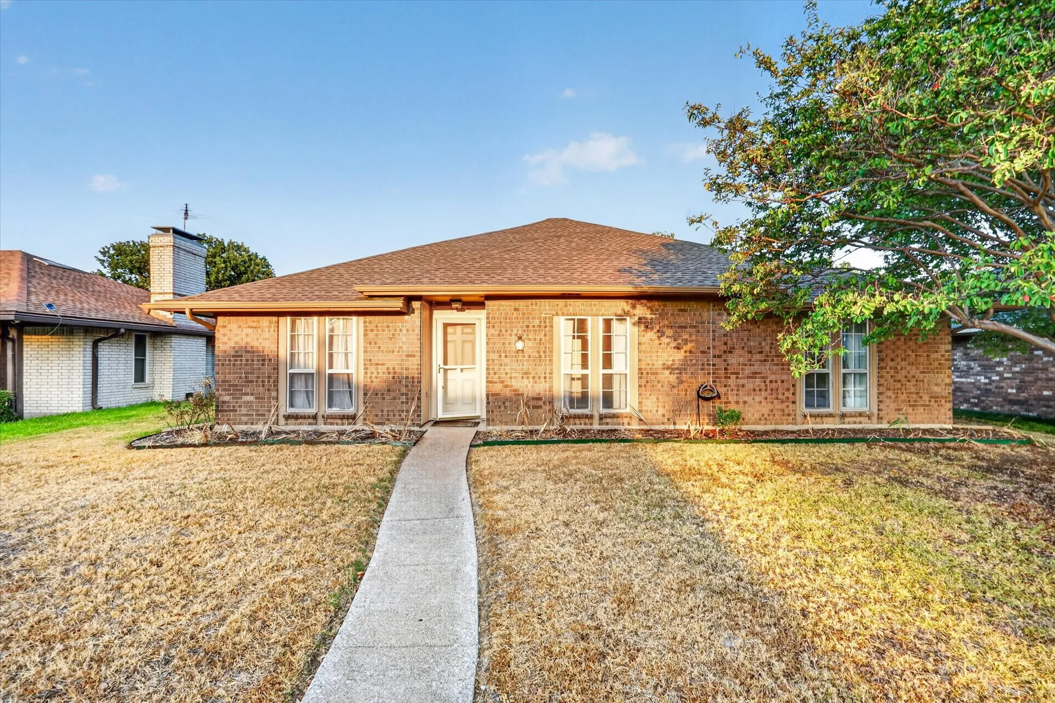 Single Family Residence For Sale in Dallas County , 2102 Glenbrook Meadows Drive, Garland, Texas 75040, 3 Bedroom, 2 Bathroom, 2 Garage spaces, 1,840 Sqft, built in 1977, mls#21382499, Real Estate Agent in Garland, Homes For Sale in Dallas county, Homes For Sale in Garland, Realtor in Garland Texas, Real Estate Brokerage Independent Realty Texas, Luminita Cordes Realtor