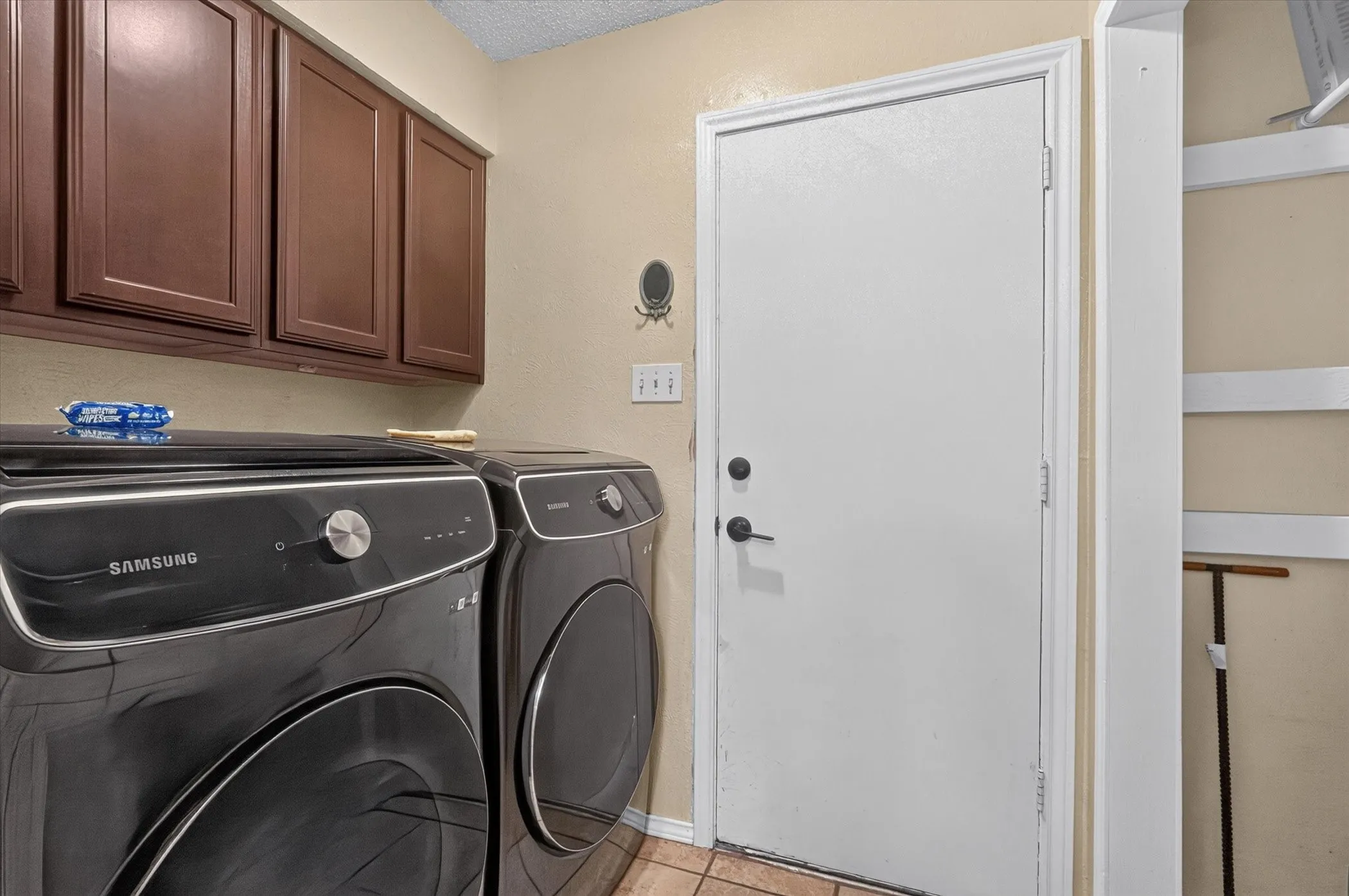 Single Family Residence For Sale in Dallas County , 2102 Glenbrook Meadows Drive, Garland, Texas 75040, 3 Bedroom, 2 Bathroom, 2 Garage spaces, 1,840 Sqft, built in 1977, mls#21382499, Real Estate Agent in Garland, Homes For Sale in Dallas county, Homes For Sale in Garland, Realtor in Garland Texas, Real Estate Brokerage Independent Realty Texas, Luminita Cordes Realtor
