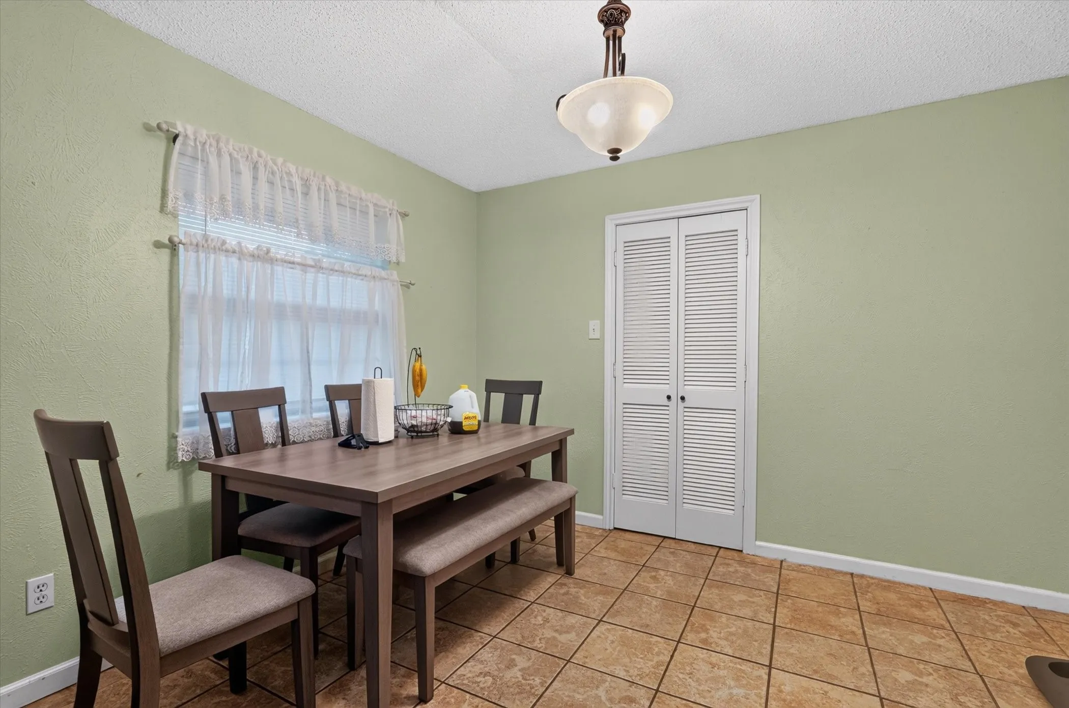Single Family Residence For Sale in Dallas County , 2102 Glenbrook Meadows Drive, Garland, Texas 75040, 3 Bedroom, 2 Bathroom, 2 Garage spaces, 1,840 Sqft, built in 1977, mls#21382499, Real Estate Agent in Garland, Homes For Sale in Dallas county, Homes For Sale in Garland, Realtor in Garland Texas, Real Estate Brokerage Independent Realty Texas, Luminita Cordes Realtor