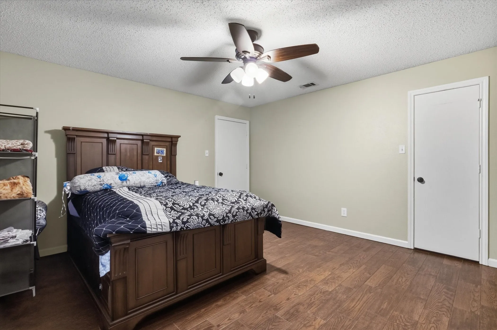 Single Family Residence For Sale in Dallas County , 2102 Glenbrook Meadows Drive, Garland, Texas 75040, 3 Bedroom, 2 Bathroom, 2 Garage spaces, 1,840 Sqft, built in 1977, mls#21382499, Real Estate Agent in Garland, Homes For Sale in Dallas county, Homes For Sale in Garland, Realtor in Garland Texas, Real Estate Brokerage Independent Realty Texas, Luminita Cordes Realtor