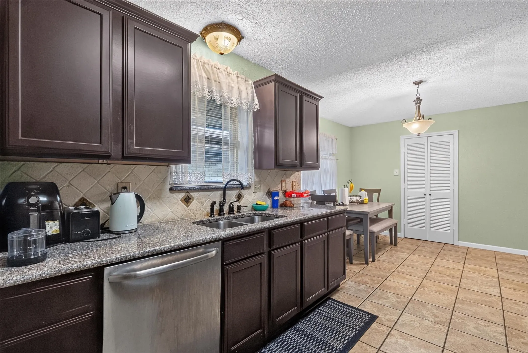 Single Family Residence For Sale in Dallas County , 2102 Glenbrook Meadows Drive, Garland, Texas 75040, 3 Bedroom, 2 Bathroom, 2 Garage spaces, 1,840 Sqft, built in 1977, mls#21382499, Real Estate Agent in Garland, Homes For Sale in Dallas county, Homes For Sale in Garland, Realtor in Garland Texas, Real Estate Brokerage Independent Realty Texas, Luminita Cordes Realtor