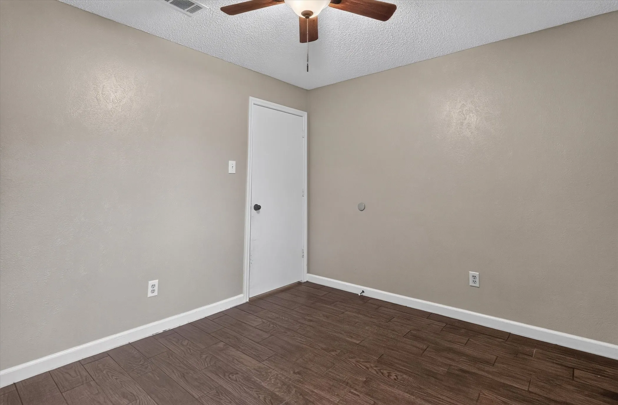 Single Family Residence For Sale in Dallas County , 2102 Glenbrook Meadows Drive, Garland, Texas 75040, 3 Bedroom, 2 Bathroom, 2 Garage spaces, 1,840 Sqft, built in 1977, mls#21382499, Real Estate Agent in Garland, Homes For Sale in Dallas county, Homes For Sale in Garland, Realtor in Garland Texas, Real Estate Brokerage Independent Realty Texas, Luminita Cordes Realtor