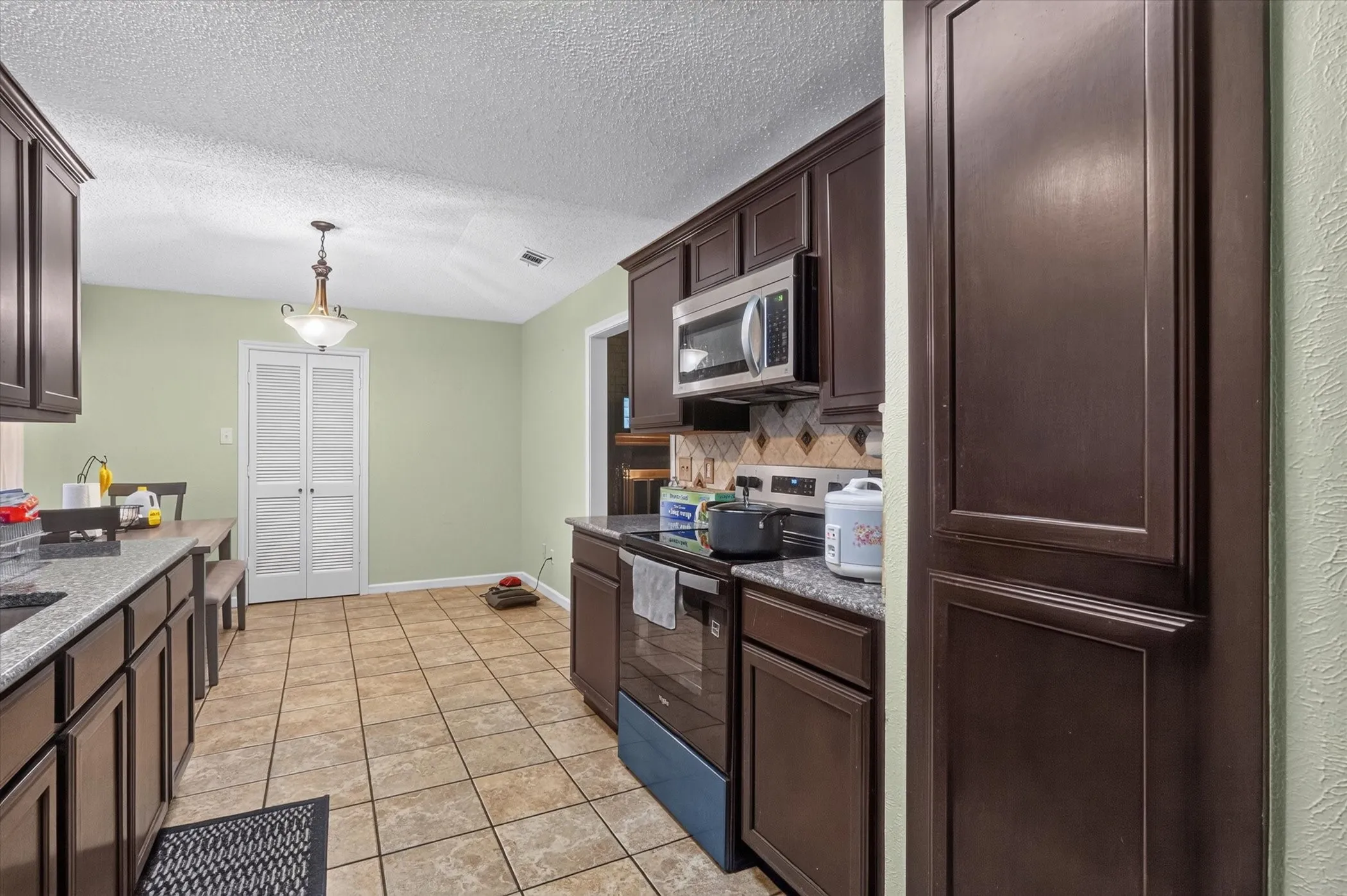 Single Family Residence For Sale in Dallas County , 2102 Glenbrook Meadows Drive, Garland, Texas 75040, 3 Bedroom, 2 Bathroom, 2 Garage spaces, 1,840 Sqft, built in 1977, mls#21382499, Real Estate Agent in Garland, Homes For Sale in Dallas county, Homes For Sale in Garland, Realtor in Garland Texas, Real Estate Brokerage Independent Realty Texas, Luminita Cordes Realtor
