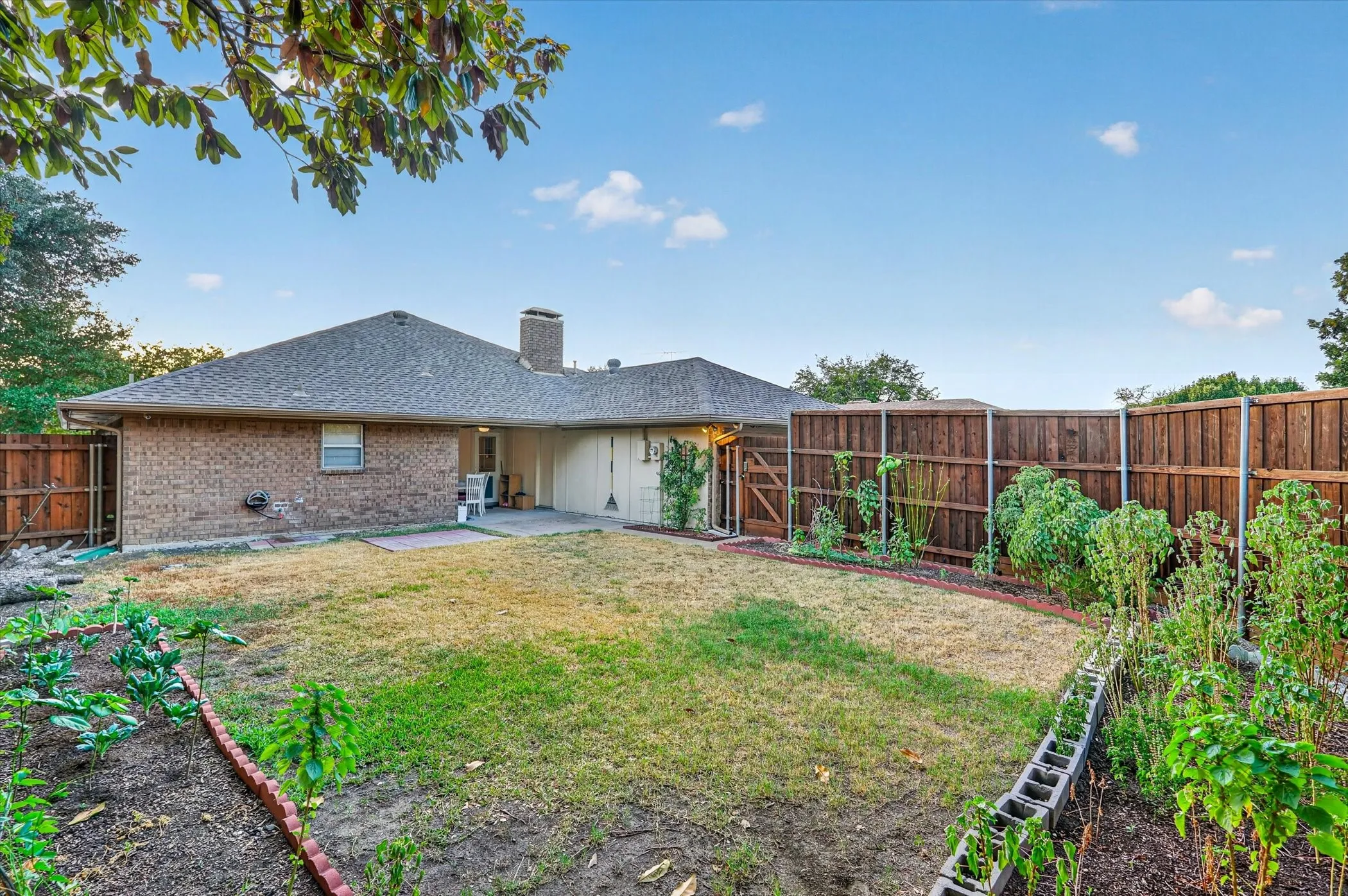 Single Family Residence For Sale in Dallas County , 2102 Glenbrook Meadows Drive, Garland, Texas 75040, 3 Bedroom, 2 Bathroom, 2 Garage spaces, 1,840 Sqft, built in 1977, mls#21382499, Real Estate Agent in Garland, Homes For Sale in Dallas county, Homes For Sale in Garland, Realtor in Garland Texas, Real Estate Brokerage Independent Realty Texas, Luminita Cordes Realtor
