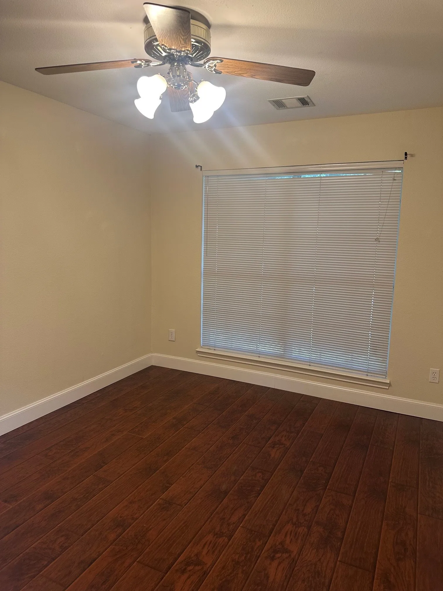 Single Family Residence For Rent in Collin County , 7901 Glenoaks Drive, Frisco, Texas 75034, 4 Bedroom, 2 Bathroom, 2 Garage spaces, 1,804 Sqft, built in 1994, mls#21382523, Real Estate Agent in Frisco, Homes For Rent in Collin county, Homes For Rent in Frisco, Realtor in Frisco Texas, Real Estate Brokerage Independent Realty Texas, Luminita Cordes Realtor