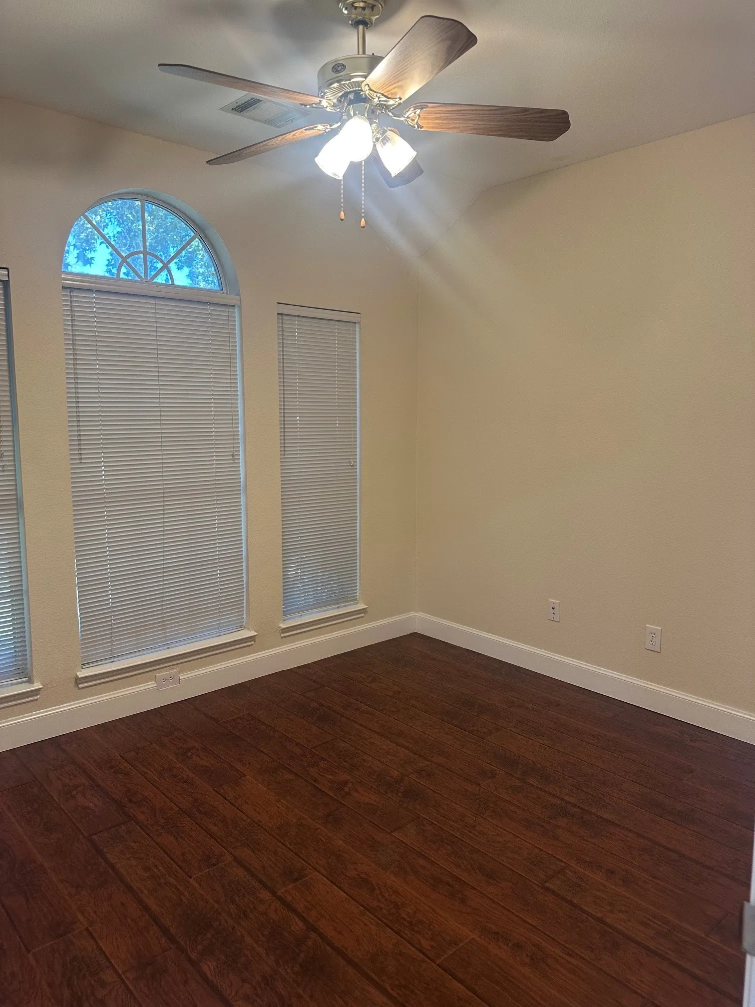 Single Family Residence For Rent in Collin County , 7901 Glenoaks Drive, Frisco, Texas 75034, 4 Bedroom, 2 Bathroom, 2 Garage spaces, 1,804 Sqft, built in 1994, mls#21382523, Real Estate Agent in Frisco, Homes For Rent in Collin county, Homes For Rent in Frisco, Realtor in Frisco Texas, Real Estate Brokerage Independent Realty Texas, Luminita Cordes Realtor