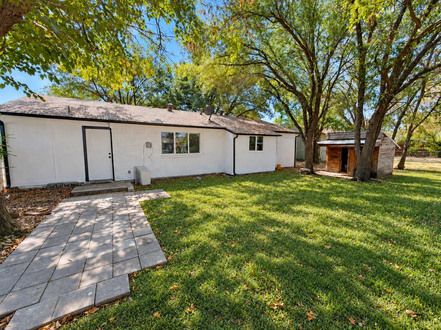 Single Family Residence For Sale in Johnson County , 708 SW Southridge Drive, Burleson, Texas 76028, 3 Bedroom, 1 Bathroom, 1 Garage spaces, 1,018 Sqft, built in 1960, mls#21382431, Real Estate Agent in Burleson, Homes For Sale in Johnson county, Homes For Sale in Burleson, Realtor in Burleson Texas, Real Estate Brokerage Independent Realty Texas, Luminita Cordes Realtor
