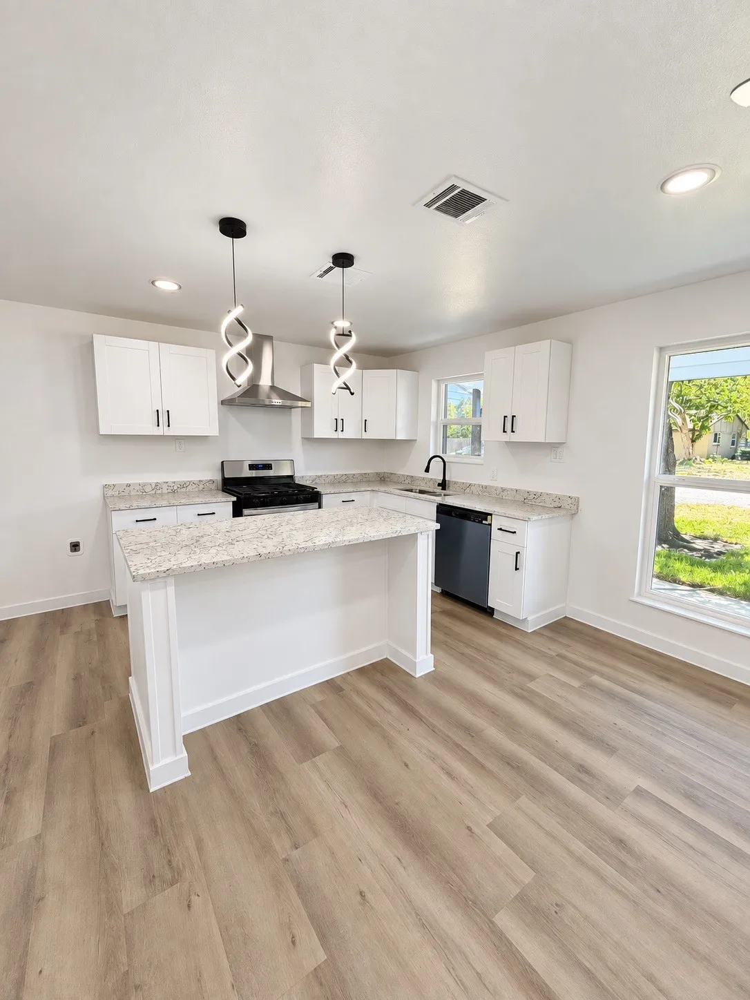 Single Family Residence For Sale in Johnson County , 708 SW Southridge Drive, Burleson, Texas 76028, 3 Bedroom, 1 Bathroom, 1 Garage spaces, 1,018 Sqft, built in 1960, mls#21382431, Real Estate Agent in Burleson, Homes For Sale in Johnson county, Homes For Sale in Burleson, Realtor in Burleson Texas, Real Estate Brokerage Independent Realty Texas, Luminita Cordes Realtor