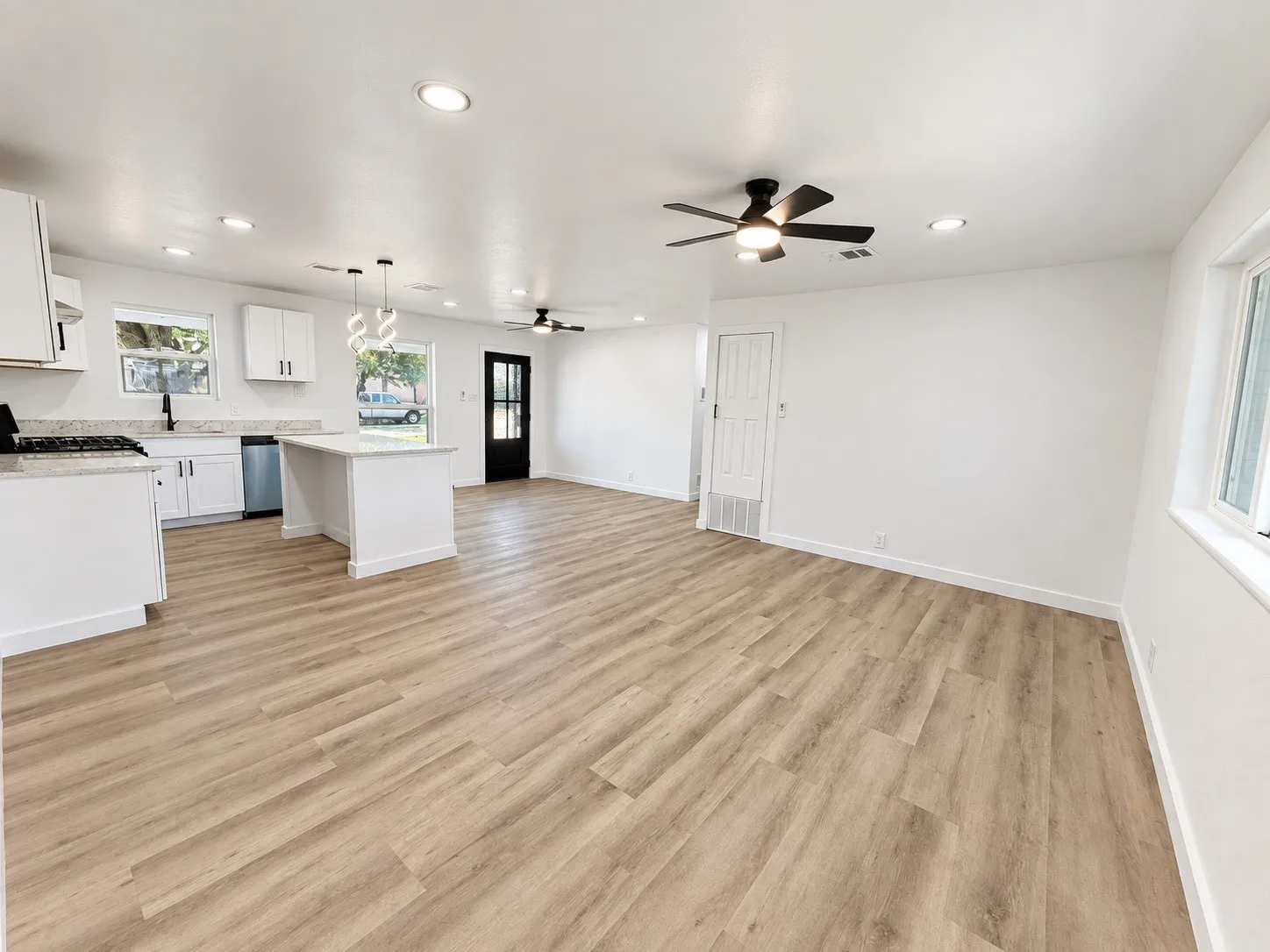 Single Family Residence For Sale in Johnson County , 708 SW Southridge Drive, Burleson, Texas 76028, 3 Bedroom, 1 Bathroom, 1 Garage spaces, 1,018 Sqft, built in 1960, mls#21382431, Real Estate Agent in Burleson, Homes For Sale in Johnson county, Homes For Sale in Burleson, Realtor in Burleson Texas, Real Estate Brokerage Independent Realty Texas, Luminita Cordes Realtor