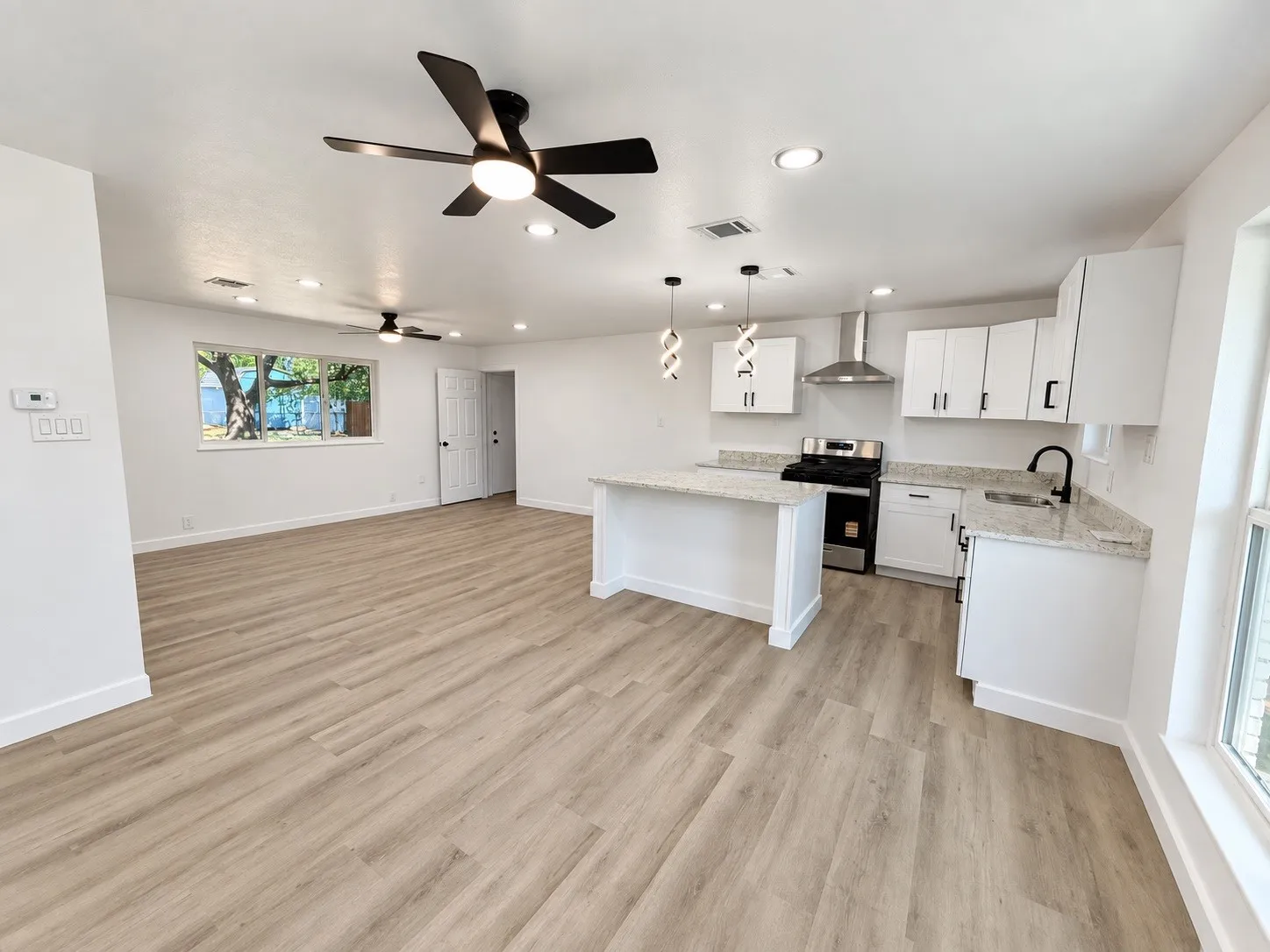 Single Family Residence For Sale in Johnson County , 708 SW Southridge Drive, Burleson, Texas 76028, 3 Bedroom, 1 Bathroom, 1 Garage spaces, 1,018 Sqft, built in 1960, mls#21382431, Real Estate Agent in Burleson, Homes For Sale in Johnson county, Homes For Sale in Burleson, Realtor in Burleson Texas, Real Estate Brokerage Independent Realty Texas, Luminita Cordes Realtor