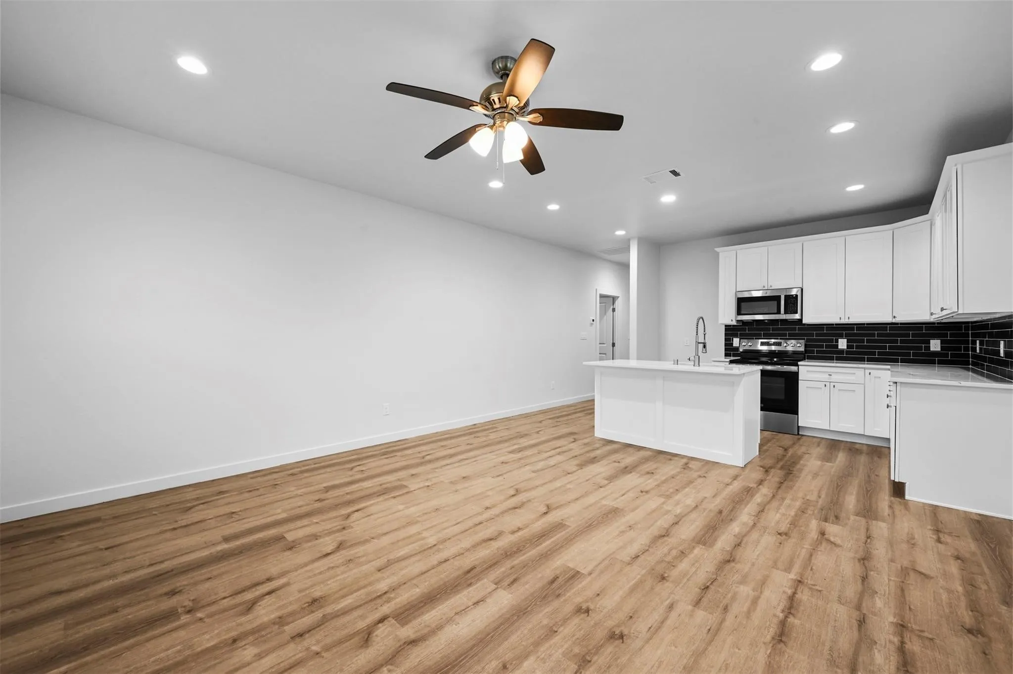 Single Family Residence For Rent in Grayson County , 918 W Ford Street, Denison, Texas 75020, 4 Bedroom, 2 Bathroom, 1 Garage spaces, 1,491 Sqft, built in 2024, mls#21382532, Real Estate Agent in Denison, Homes For Rent in Grayson county, Homes For Rent in Denison, Realtor in Denison Texas, Real Estate Brokerage Independent Realty Texas, Luminita Cordes Realtor