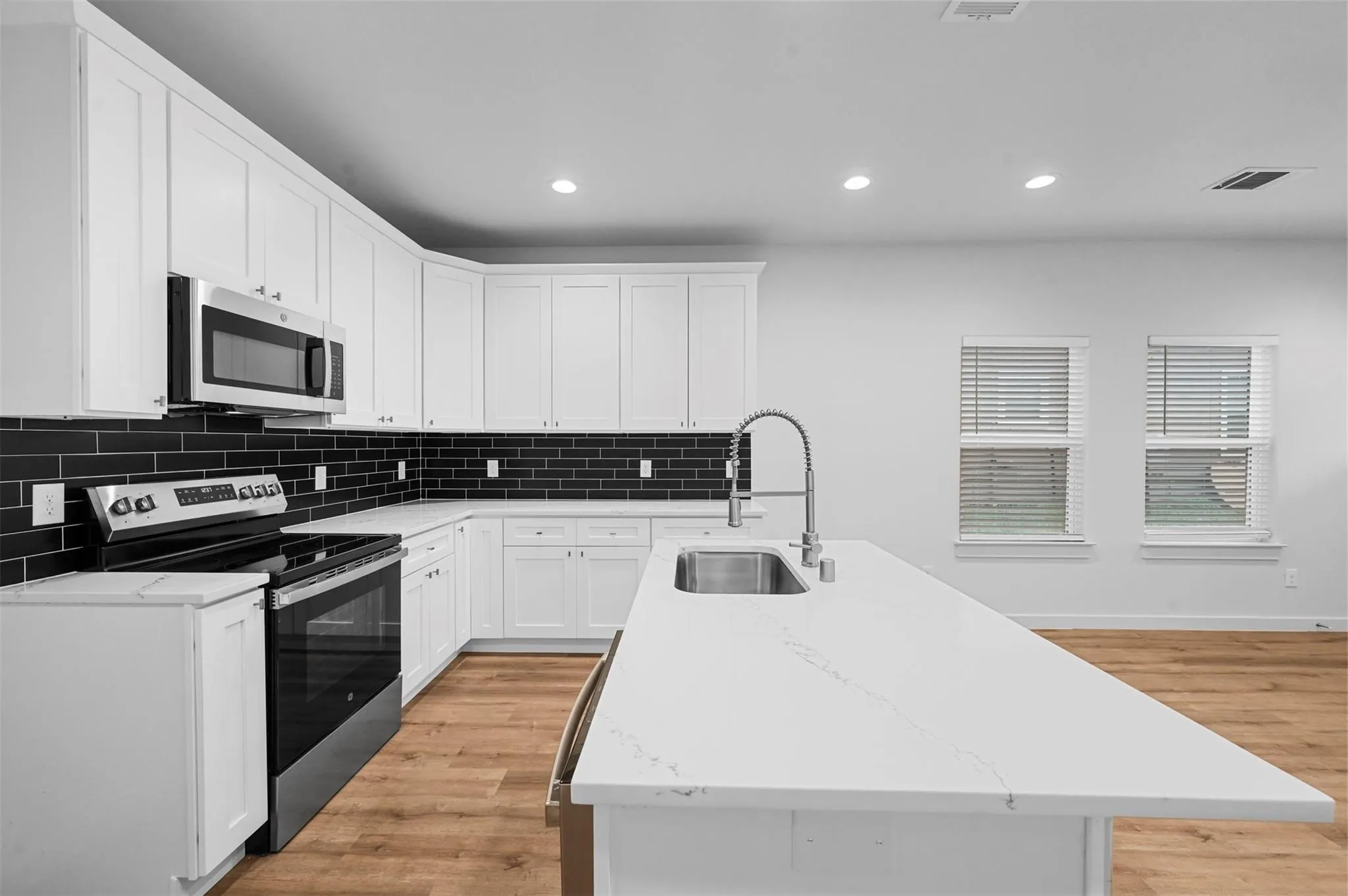 Single Family Residence For Rent in Grayson County , 918 W Ford Street, Denison, Texas 75020, 4 Bedroom, 2 Bathroom, 1 Garage spaces, 1,491 Sqft, built in 2024, mls#21382532, Real Estate Agent in Denison, Homes For Rent in Grayson county, Homes For Rent in Denison, Realtor in Denison Texas, Real Estate Brokerage Independent Realty Texas, Luminita Cordes Realtor