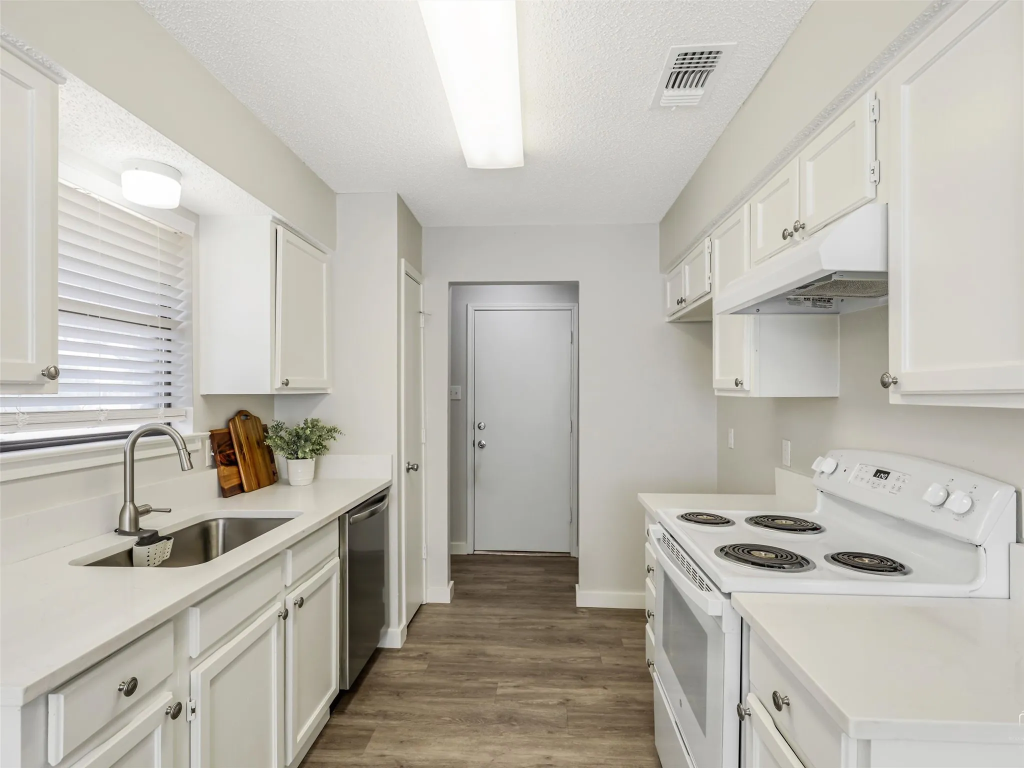 Single Family Residence For Sale in Tarrant County , 408 Anice Lane, Euless, Texas 76039, 3 Bedroom, 2 Bathroom, 2 Garage spaces, 1,271 Sqft, built in 1984, mls#21377710, Real Estate Agent in Euless, Homes For Sale in Tarrant county, Homes For Sale in Euless, Realtor in Euless Texas, Real Estate Brokerage Independent Realty Texas, Luminita Cordes Realtor
