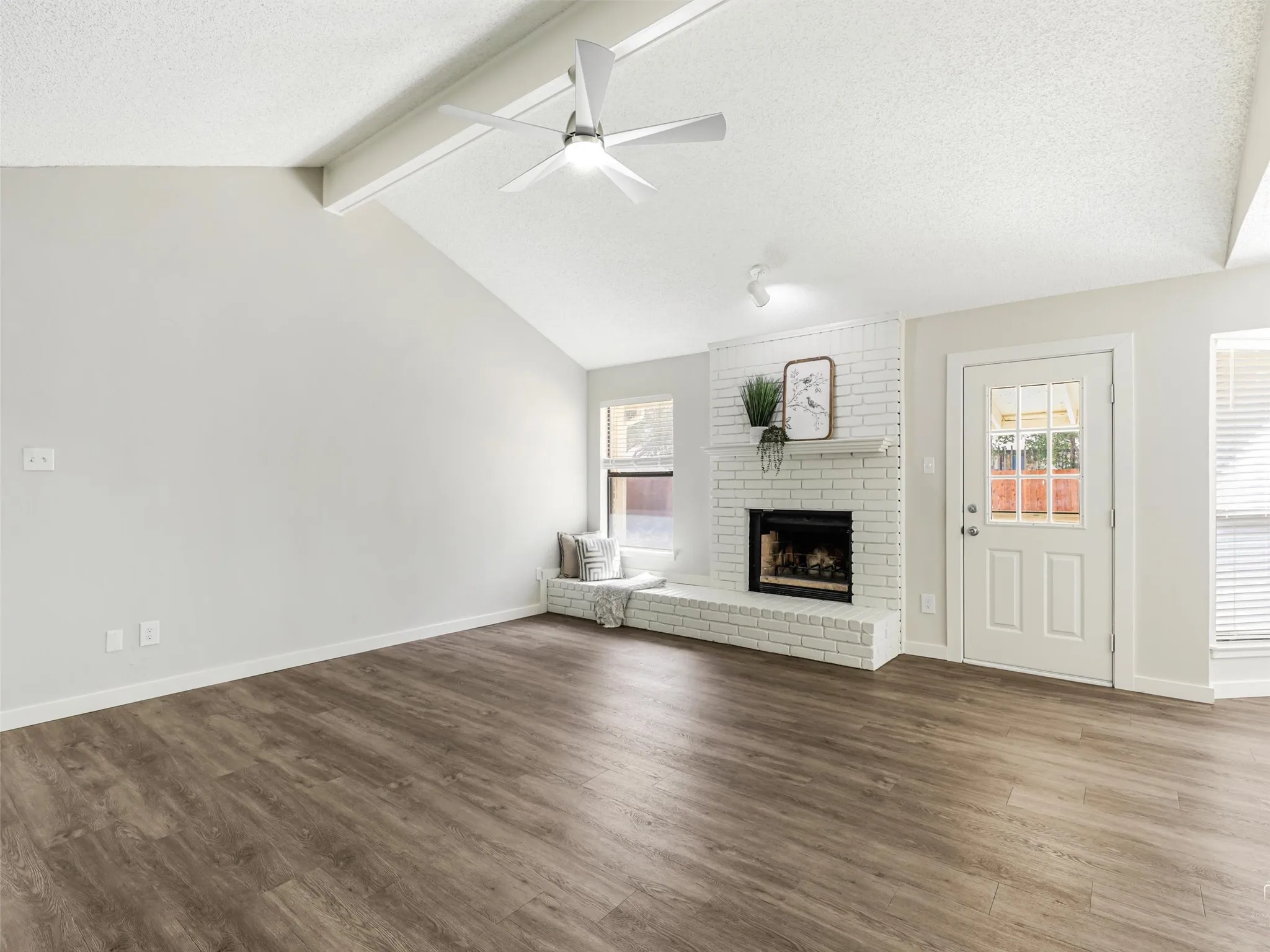 Single Family Residence For Sale in Tarrant County , 408 Anice Lane, Euless, Texas 76039, 3 Bedroom, 2 Bathroom, 2 Garage spaces, 1,271 Sqft, built in 1984, mls#21377710, Real Estate Agent in Euless, Homes For Sale in Tarrant county, Homes For Sale in Euless, Realtor in Euless Texas, Real Estate Brokerage Independent Realty Texas, Luminita Cordes Realtor