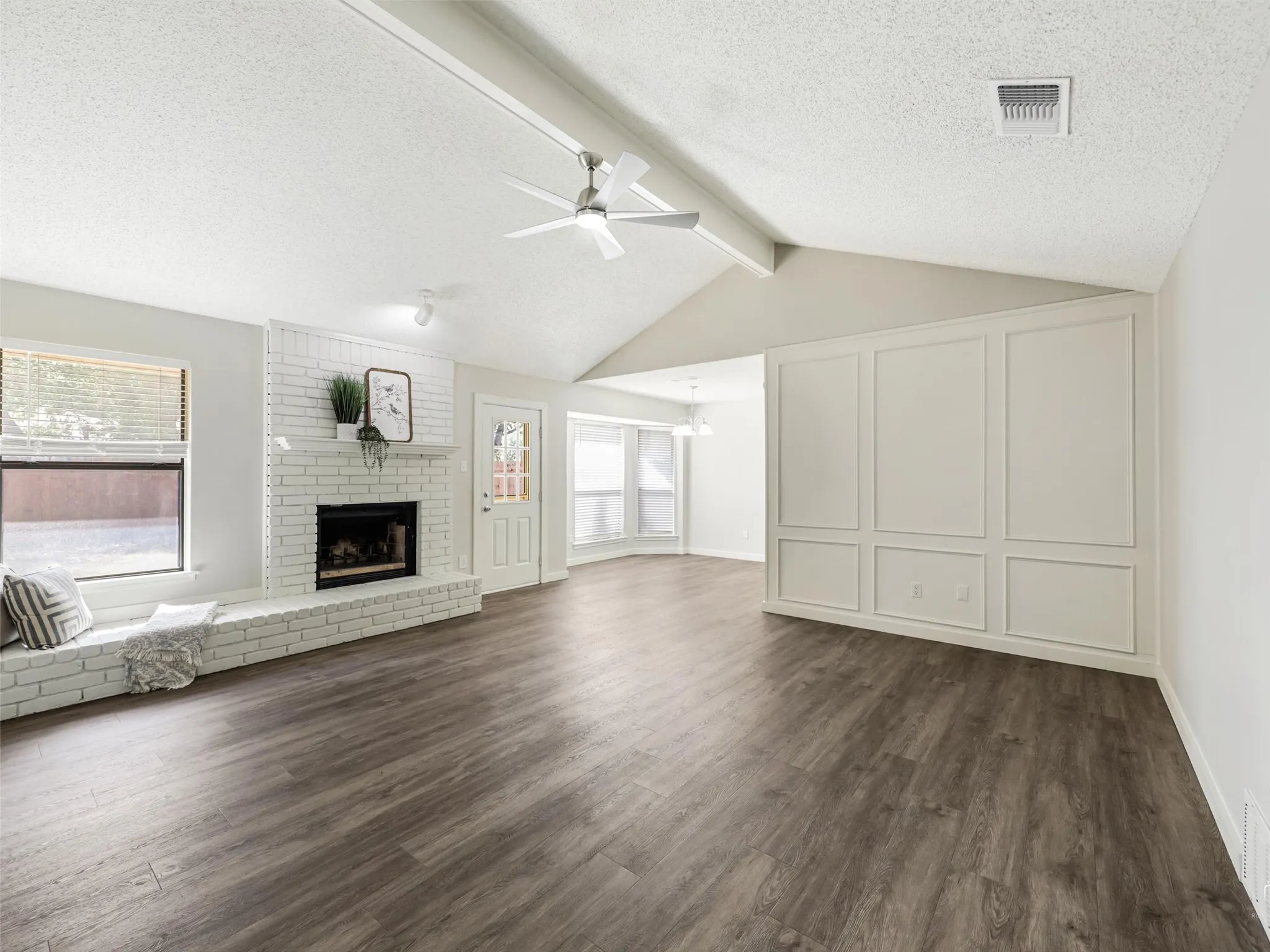 Single Family Residence For Sale in Tarrant County , 408 Anice Lane, Euless, Texas 76039, 3 Bedroom, 2 Bathroom, 2 Garage spaces, 1,271 Sqft, built in 1984, mls#21377710, Real Estate Agent in Euless, Homes For Sale in Tarrant county, Homes For Sale in Euless, Realtor in Euless Texas, Real Estate Brokerage Independent Realty Texas, Luminita Cordes Realtor