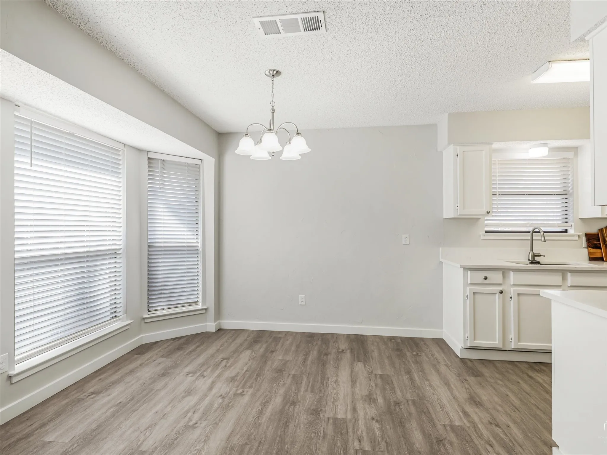 Single Family Residence For Sale in Tarrant County , 408 Anice Lane, Euless, Texas 76039, 3 Bedroom, 2 Bathroom, 2 Garage spaces, 1,271 Sqft, built in 1984, mls#21377710, Real Estate Agent in Euless, Homes For Sale in Tarrant county, Homes For Sale in Euless, Realtor in Euless Texas, Real Estate Brokerage Independent Realty Texas, Luminita Cordes Realtor