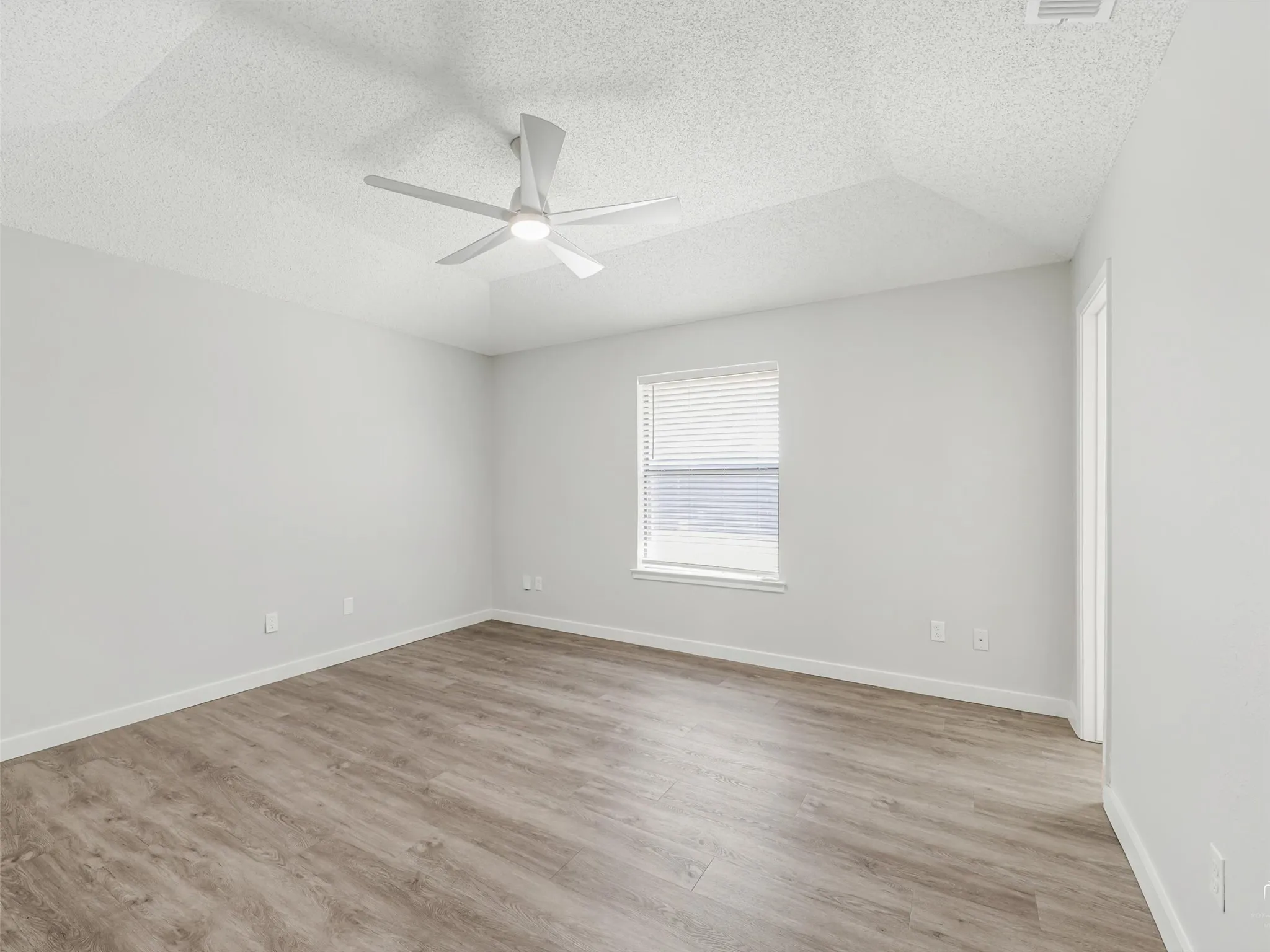 Single Family Residence For Sale in Tarrant County , 408 Anice Lane, Euless, Texas 76039, 3 Bedroom, 2 Bathroom, 2 Garage spaces, 1,271 Sqft, built in 1984, mls#21377710, Real Estate Agent in Euless, Homes For Sale in Tarrant county, Homes For Sale in Euless, Realtor in Euless Texas, Real Estate Brokerage Independent Realty Texas, Luminita Cordes Realtor