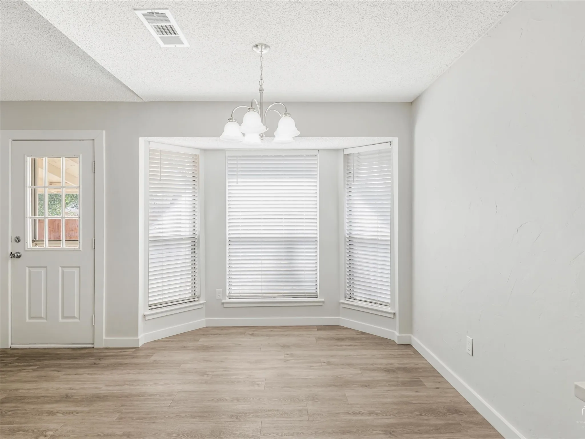 Single Family Residence For Sale in Tarrant County , 408 Anice Lane, Euless, Texas 76039, 3 Bedroom, 2 Bathroom, 2 Garage spaces, 1,271 Sqft, built in 1984, mls#21377710, Real Estate Agent in Euless, Homes For Sale in Tarrant county, Homes For Sale in Euless, Realtor in Euless Texas, Real Estate Brokerage Independent Realty Texas, Luminita Cordes Realtor