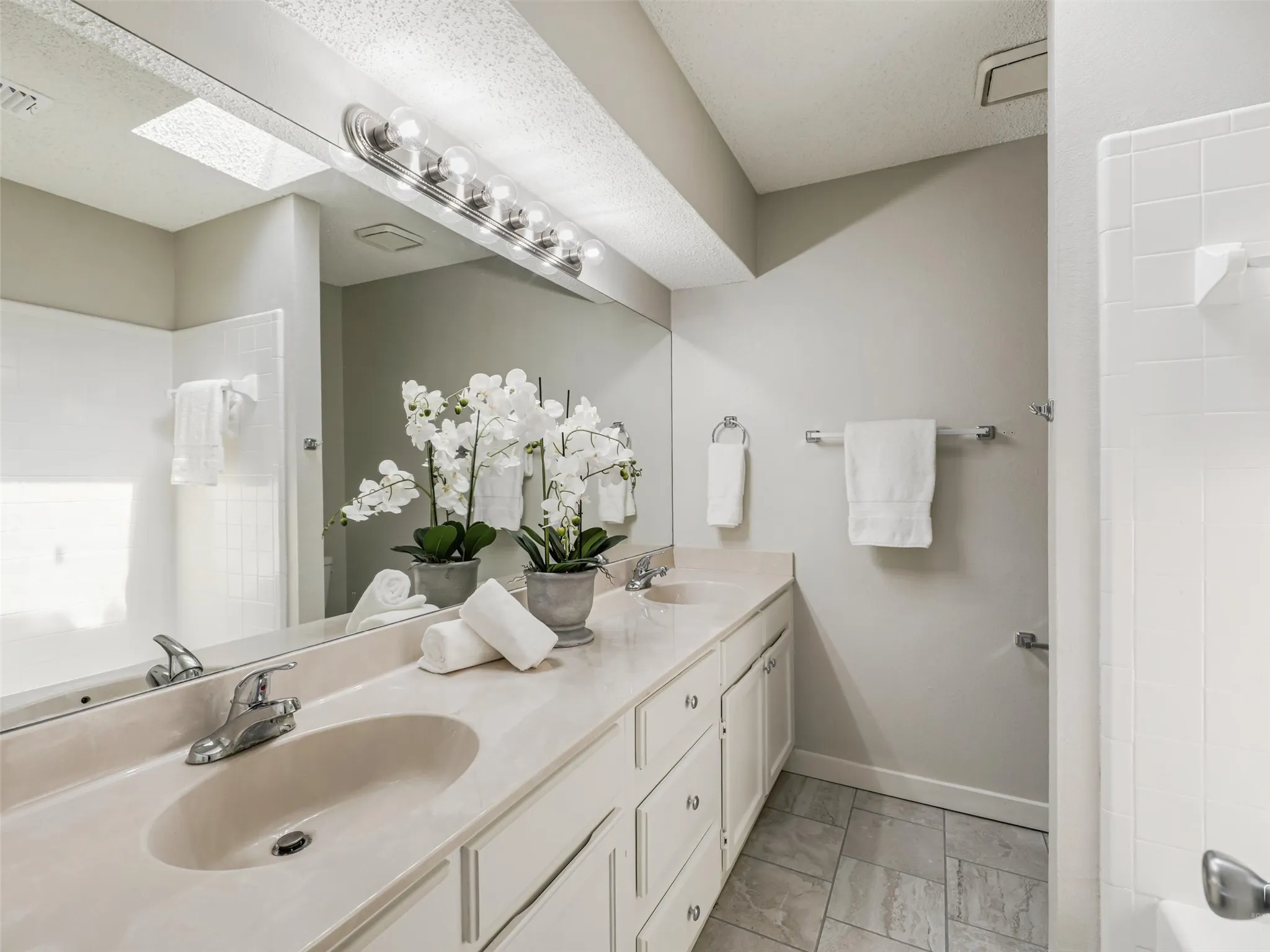 Single Family Residence For Sale in Tarrant County , 408 Anice Lane, Euless, Texas 76039, 3 Bedroom, 2 Bathroom, 2 Garage spaces, 1,271 Sqft, built in 1984, mls#21377710, Real Estate Agent in Euless, Homes For Sale in Tarrant county, Homes For Sale in Euless, Realtor in Euless Texas, Real Estate Brokerage Independent Realty Texas, Luminita Cordes Realtor