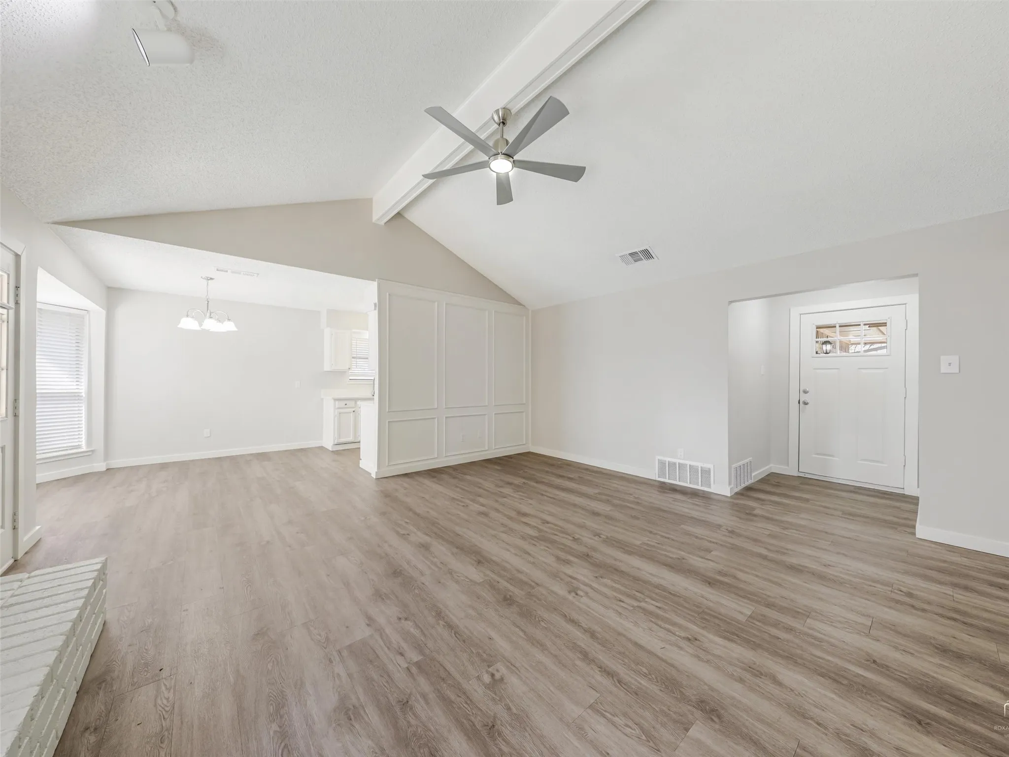 Single Family Residence For Sale in Tarrant County , 408 Anice Lane, Euless, Texas 76039, 3 Bedroom, 2 Bathroom, 2 Garage spaces, 1,271 Sqft, built in 1984, mls#21377710, Real Estate Agent in Euless, Homes For Sale in Tarrant county, Homes For Sale in Euless, Realtor in Euless Texas, Real Estate Brokerage Independent Realty Texas, Luminita Cordes Realtor