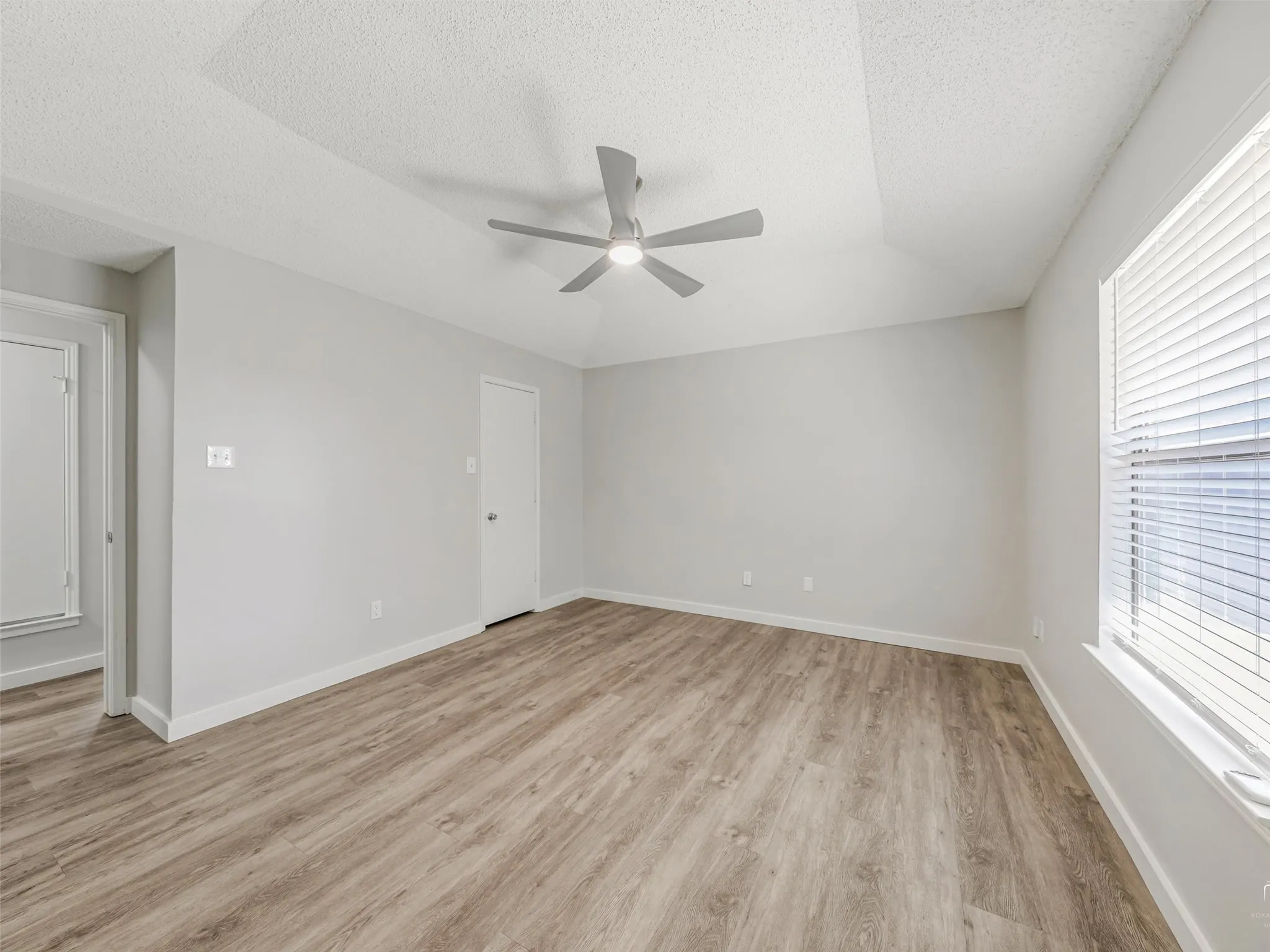 Single Family Residence For Sale in Tarrant County , 408 Anice Lane, Euless, Texas 76039, 3 Bedroom, 2 Bathroom, 2 Garage spaces, 1,271 Sqft, built in 1984, mls#21377710, Real Estate Agent in Euless, Homes For Sale in Tarrant county, Homes For Sale in Euless, Realtor in Euless Texas, Real Estate Brokerage Independent Realty Texas, Luminita Cordes Realtor