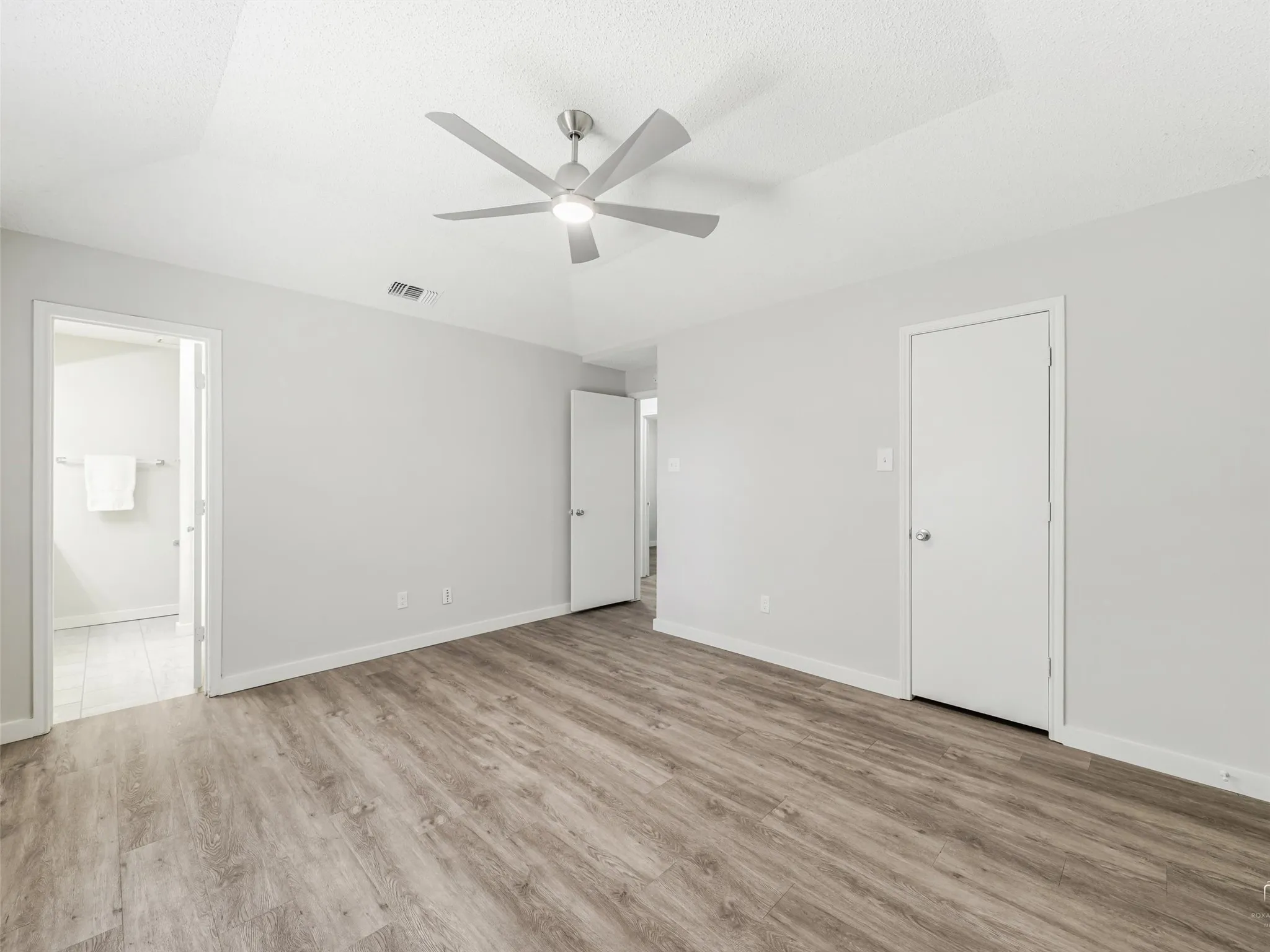 Single Family Residence For Sale in Tarrant County , 408 Anice Lane, Euless, Texas 76039, 3 Bedroom, 2 Bathroom, 2 Garage spaces, 1,271 Sqft, built in 1984, mls#21377710, Real Estate Agent in Euless, Homes For Sale in Tarrant county, Homes For Sale in Euless, Realtor in Euless Texas, Real Estate Brokerage Independent Realty Texas, Luminita Cordes Realtor