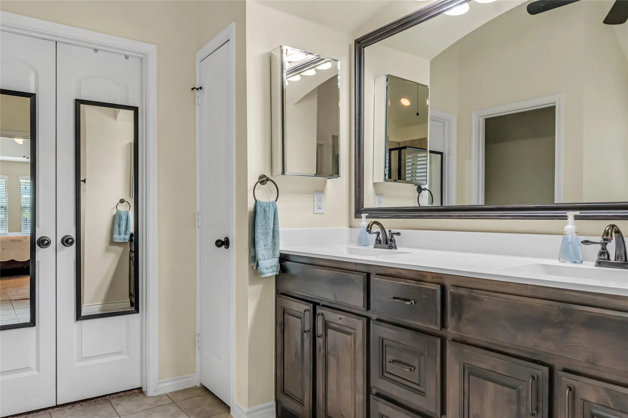 2 sinks and walk-in closet