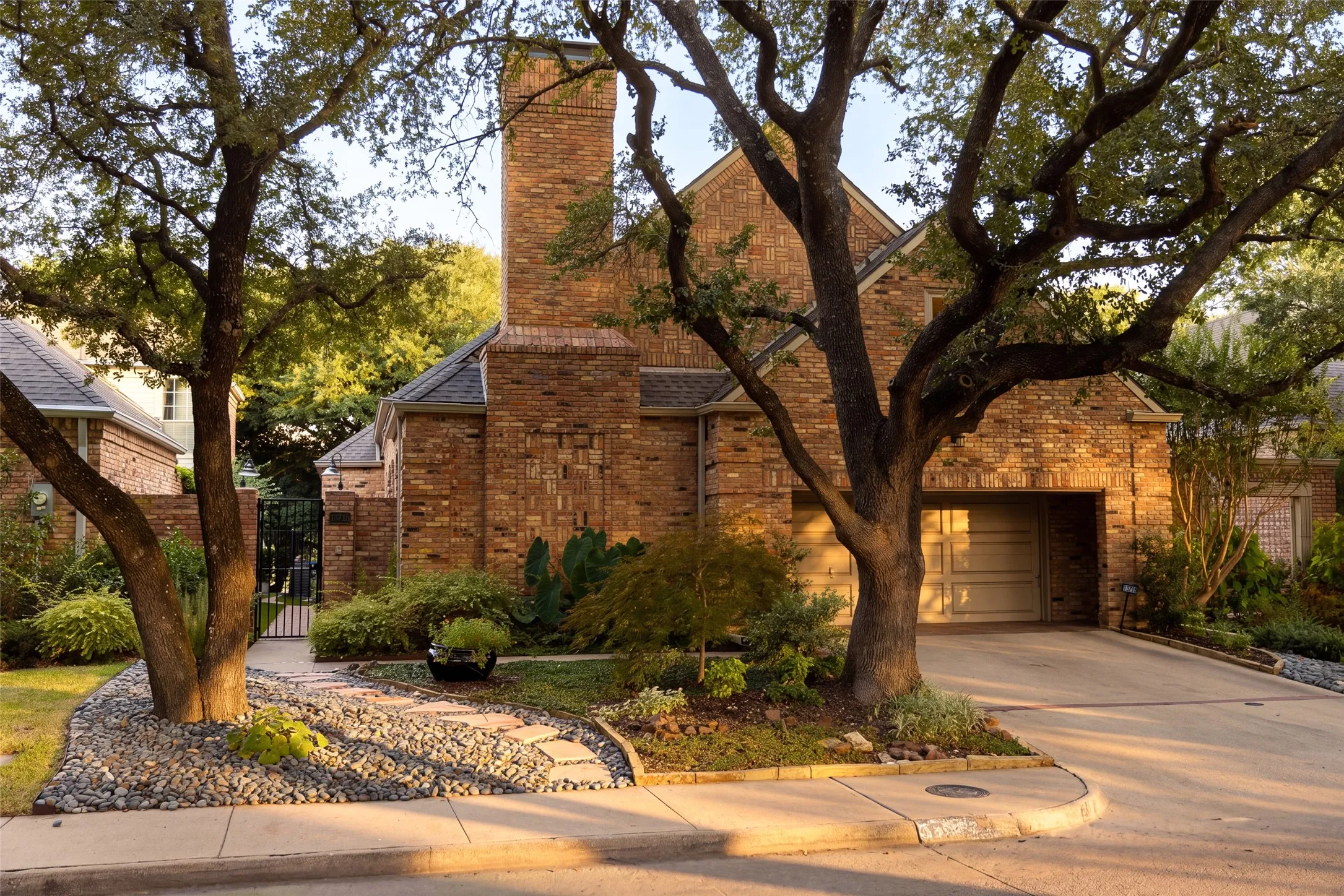 Single Family Residence For Sale in Dallas County , 13715 Creekside Place, Dallas, Texas 75240, 4 Bedroom, 3 Bathroom, 2 Garage spaces, 3,624 Sqft, built in 1983, mls#21378747, Real Estate Agent in Dallas, Homes For Sale in Dallas county, Homes For Sale in Dallas, Realtor in Dallas Texas, Real Estate Brokerage Independent Realty Texas, Luminita Cordes Realtor