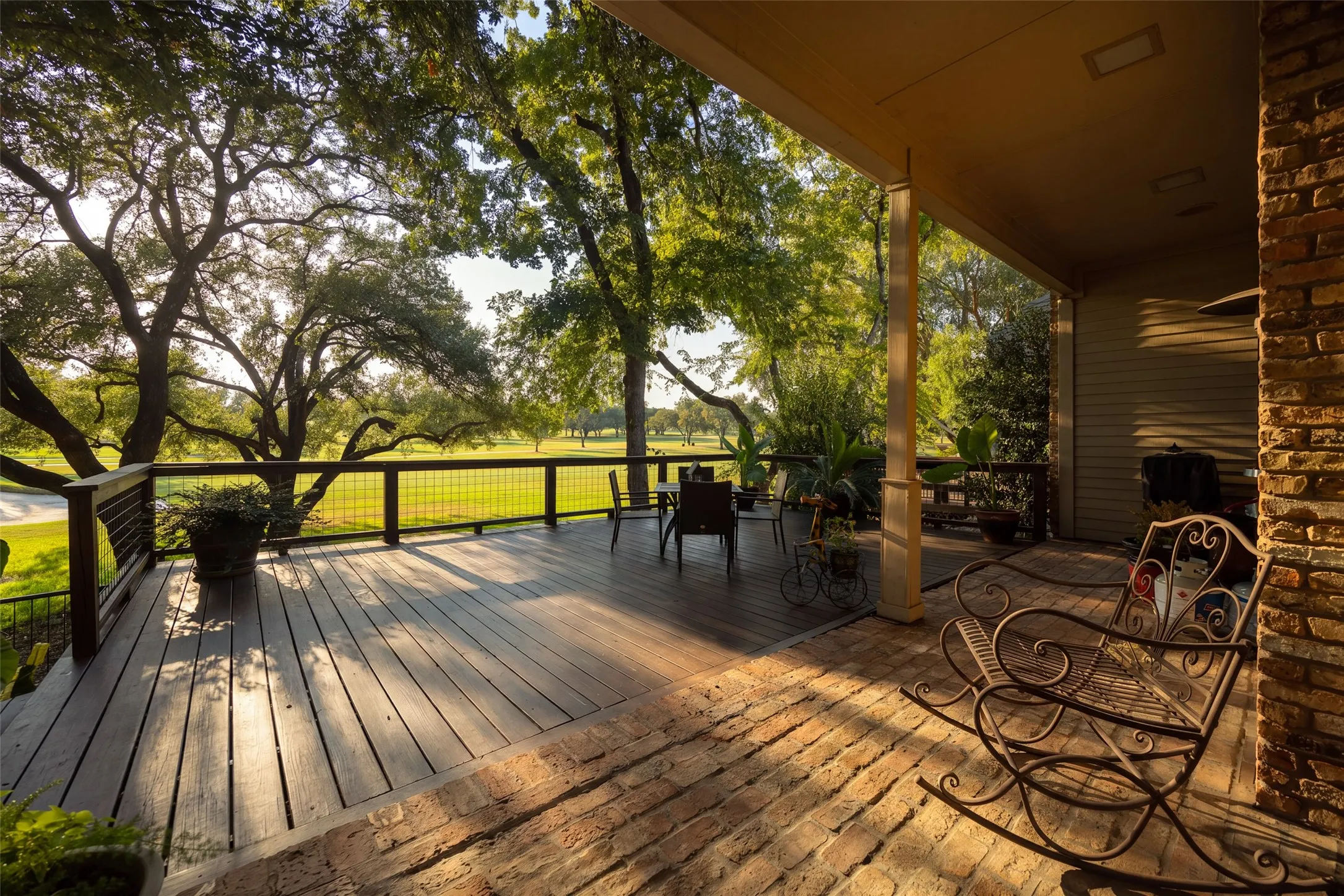 Single Family Residence For Sale in Dallas County , 13715 Creekside Place, Dallas, Texas 75240, 4 Bedroom, 3 Bathroom, 2 Garage spaces, 3,624 Sqft, built in 1983, mls#21378747, Real Estate Agent in Dallas, Homes For Sale in Dallas county, Homes For Sale in Dallas, Realtor in Dallas Texas, Real Estate Brokerage Independent Realty Texas, Luminita Cordes Realtor