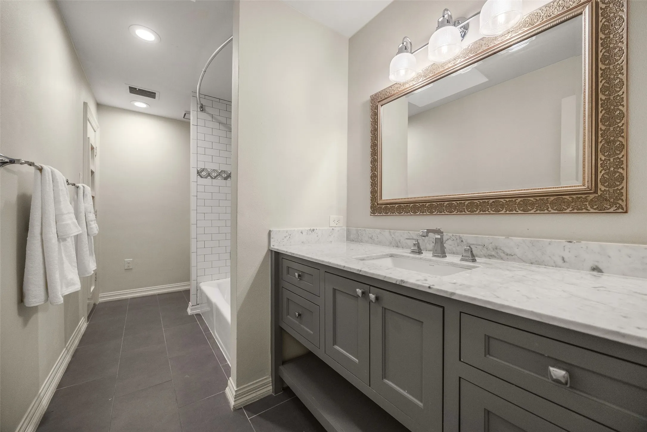 Single Family Residence For Sale in Dallas County , 13715 Creekside Place, Dallas, Texas 75240, 4 Bedroom, 3 Bathroom, 2 Garage spaces, 3,624 Sqft, built in 1983, mls#21378747, Real Estate Agent in Dallas, Homes For Sale in Dallas county, Homes For Sale in Dallas, Realtor in Dallas Texas, Real Estate Brokerage Independent Realty Texas, Luminita Cordes Realtor