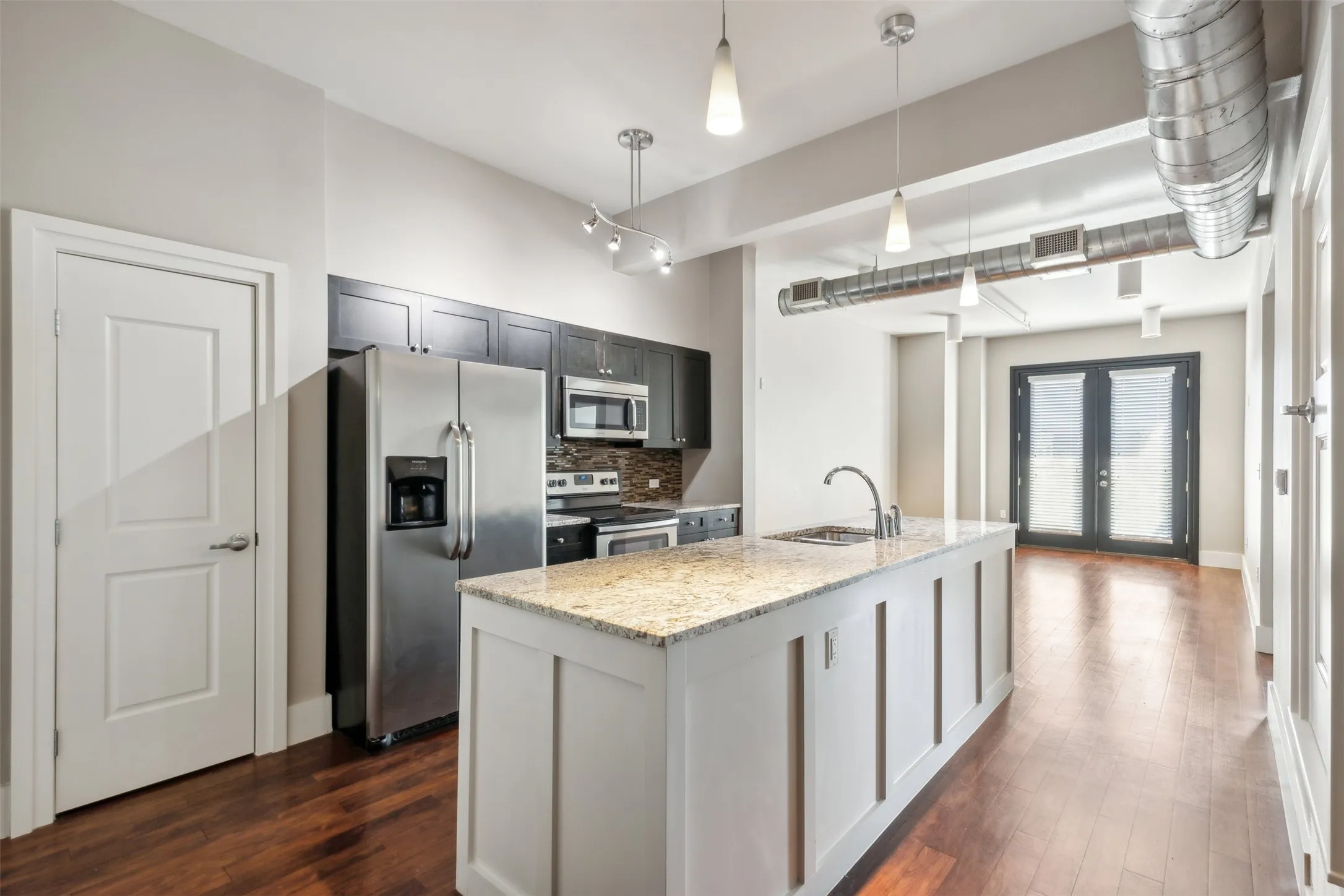 Apartment For Rent in Tarrant County , 1000 Lipscomb Street 304, Fort Worth, Texas 76104, 1 Bedroom, 1 Bathroom, Garage spaces, 823 Sqft, built in 2015, mls#21382557, Real Estate Agent in Fort Worth, Homes For Rent in Tarrant county, Homes For Rent in Fort Worth, Realtor in Fort Worth Texas, Real Estate Brokerage Independent Realty Texas, Luminita Cordes Realtor