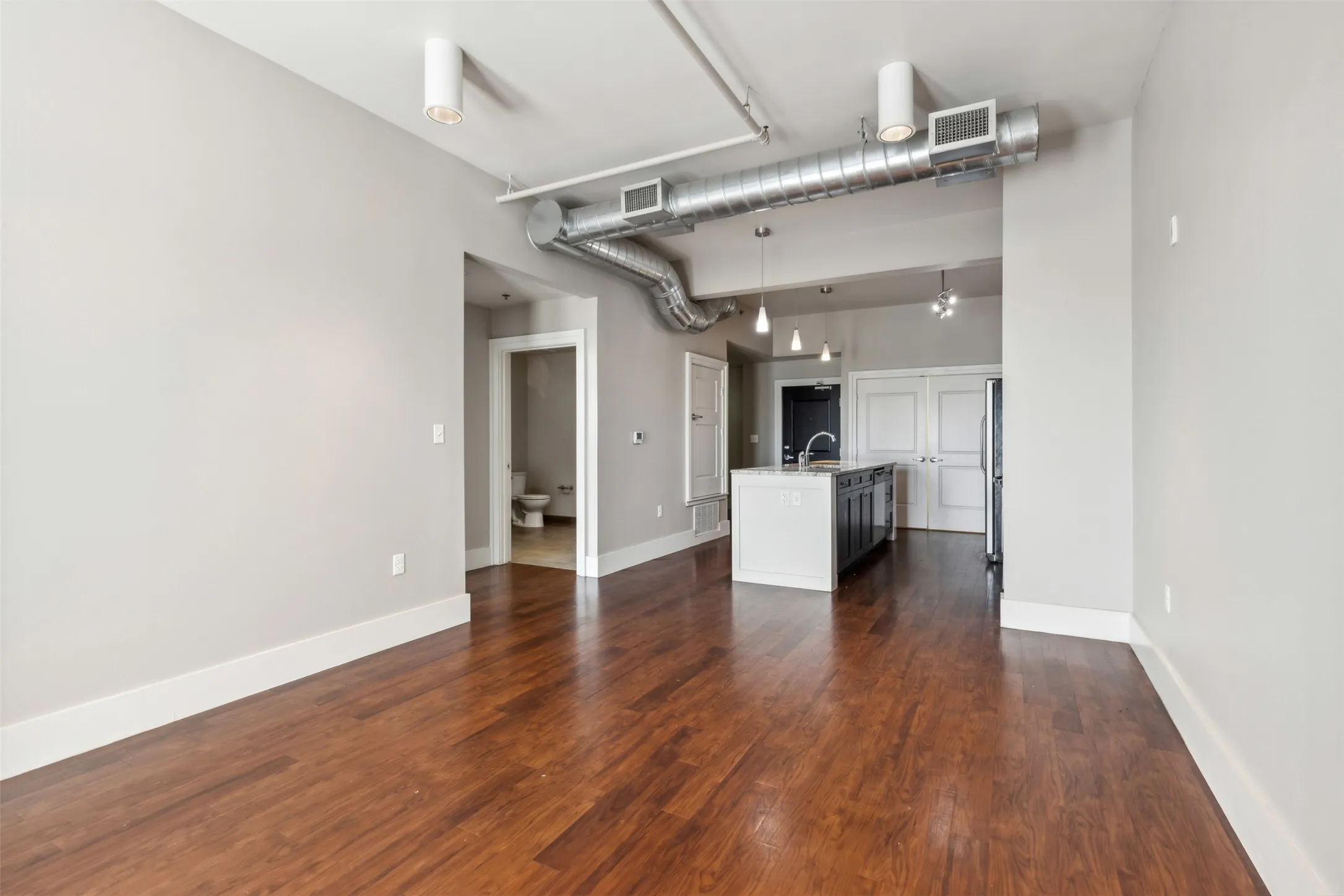 Apartment For Rent in Tarrant County , 1000 Lipscomb Street 304, Fort Worth, Texas 76104, 1 Bedroom, 1 Bathroom, Garage spaces, 823 Sqft, built in 2015, mls#21382557, Real Estate Agent in Fort Worth, Homes For Rent in Tarrant county, Homes For Rent in Fort Worth, Realtor in Fort Worth Texas, Real Estate Brokerage Independent Realty Texas, Luminita Cordes Realtor