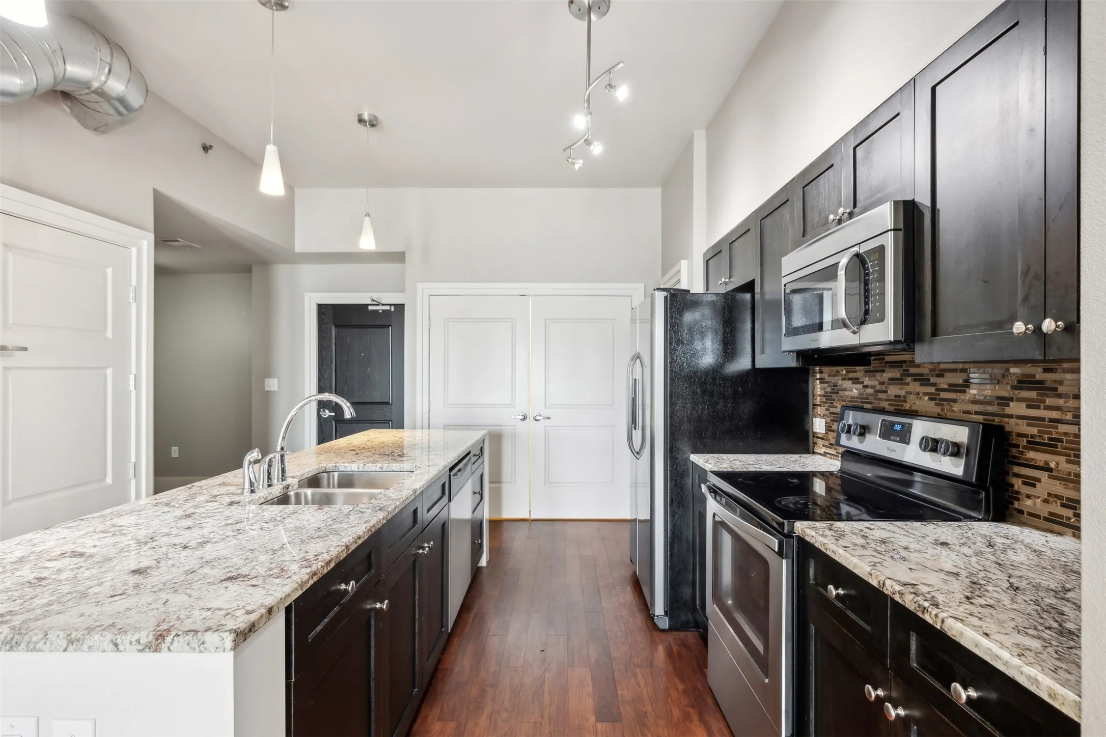 Apartment For Rent in Tarrant County , 1000 Lipscomb Street 304, Fort Worth, Texas 76104, 1 Bedroom, 1 Bathroom, Garage spaces, 823 Sqft, built in 2015, mls#21382557, Real Estate Agent in Fort Worth, Homes For Rent in Tarrant county, Homes For Rent in Fort Worth, Realtor in Fort Worth Texas, Real Estate Brokerage Independent Realty Texas, Luminita Cordes Realtor