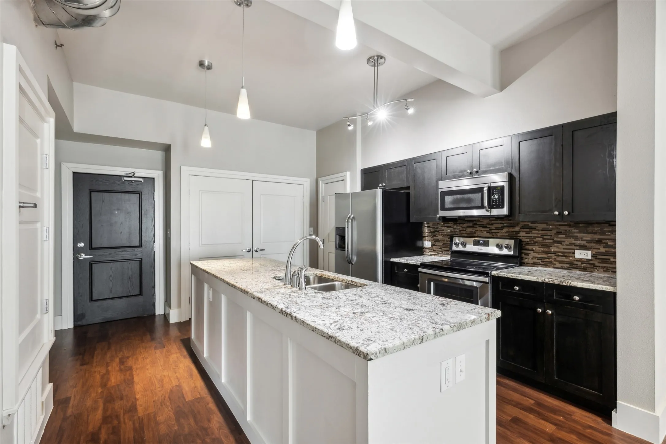 Apartment For Rent in Tarrant County , 1000 Lipscomb Street 304, Fort Worth, Texas 76104, 1 Bedroom, 1 Bathroom, Garage spaces, 823 Sqft, built in 2015, mls#21382557, Real Estate Agent in Fort Worth, Homes For Rent in Tarrant county, Homes For Rent in Fort Worth, Realtor in Fort Worth Texas, Real Estate Brokerage Independent Realty Texas, Luminita Cordes Realtor