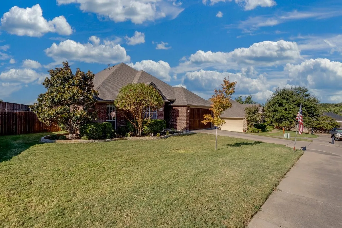 Single Family Residence For Sale in Johnson County , 315 Castle Hill Drive, Burleson, Texas 76028, 5 Bedroom, 3 Bathroom, 2 Garage spaces, 2,656 Sqft, built in 2006, mls#21382552, Real Estate Agent in Burleson, Homes For Sale in Johnson county, Homes For Sale in Burleson, Realtor in Burleson Texas, Real Estate Brokerage Independent Realty Texas, Luminita Cordes Realtor