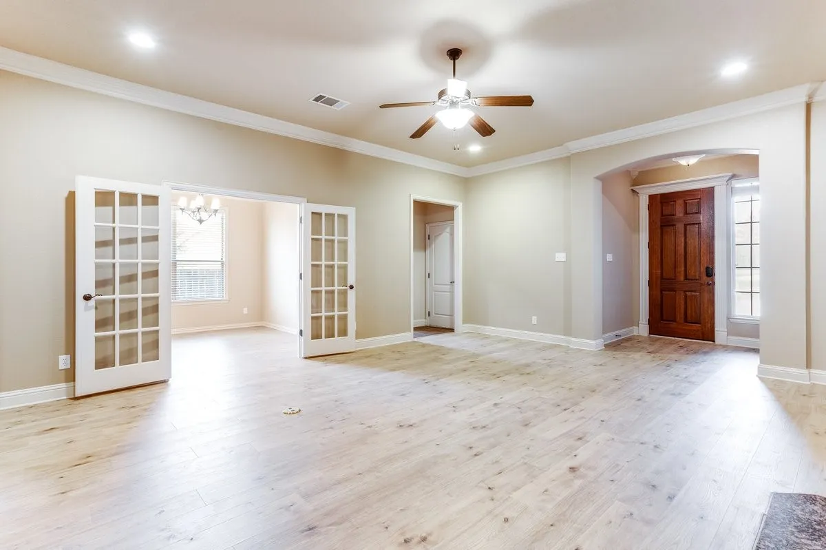 Single Family Residence For Sale in Johnson County , 315 Castle Hill Drive, Burleson, Texas 76028, 5 Bedroom, 3 Bathroom, 2 Garage spaces, 2,656 Sqft, built in 2006, mls#21382552, Real Estate Agent in Burleson, Homes For Sale in Johnson county, Homes For Sale in Burleson, Realtor in Burleson Texas, Real Estate Brokerage Independent Realty Texas, Luminita Cordes Realtor