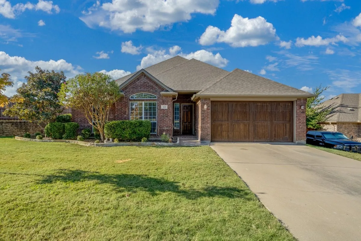 Single Family Residence For Sale in Johnson County , 315 Castle Hill Drive, Burleson, Texas 76028, 5 Bedroom, 3 Bathroom, 2 Garage spaces, 2,656 Sqft, built in 2006, mls#21382552, Real Estate Agent in Burleson, Homes For Sale in Johnson county, Homes For Sale in Burleson, Realtor in Burleson Texas, Real Estate Brokerage Independent Realty Texas, Luminita Cordes Realtor