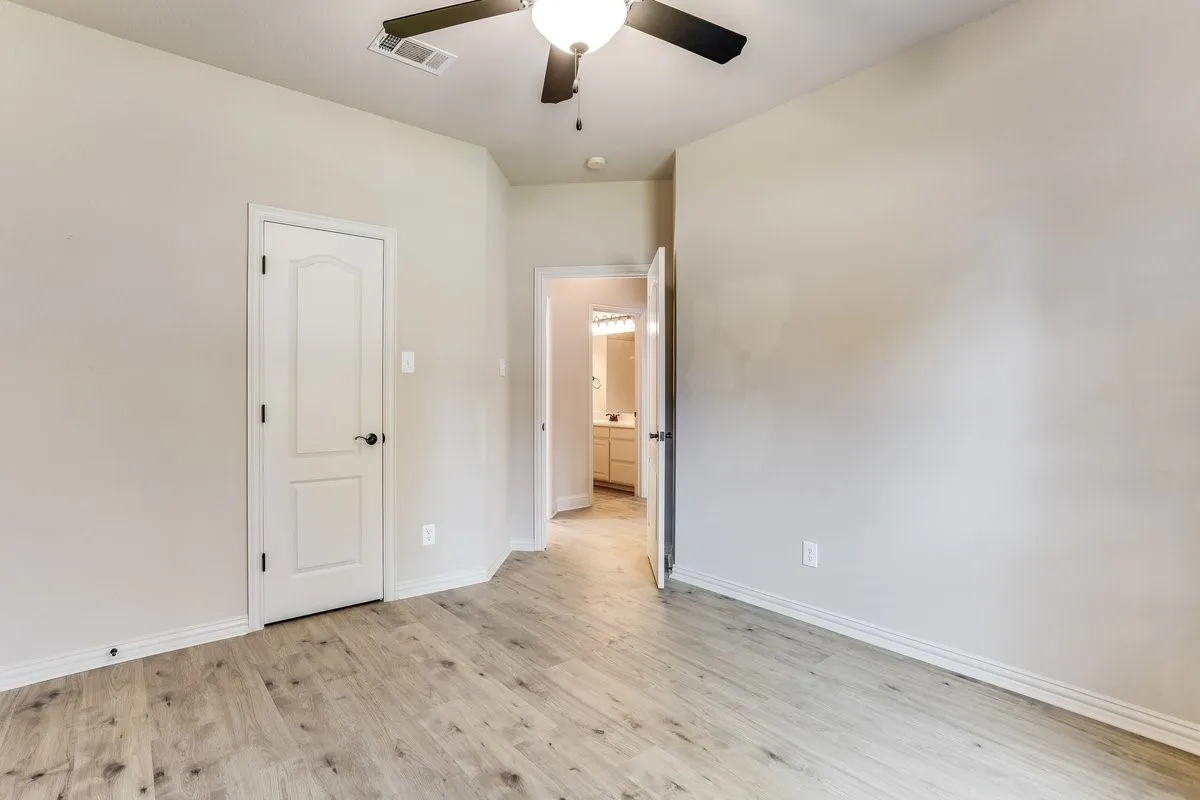 Single Family Residence For Sale in Johnson County , 315 Castle Hill Drive, Burleson, Texas 76028, 5 Bedroom, 3 Bathroom, 2 Garage spaces, 2,656 Sqft, built in 2006, mls#21382552, Real Estate Agent in Burleson, Homes For Sale in Johnson county, Homes For Sale in Burleson, Realtor in Burleson Texas, Real Estate Brokerage Independent Realty Texas, Luminita Cordes Realtor