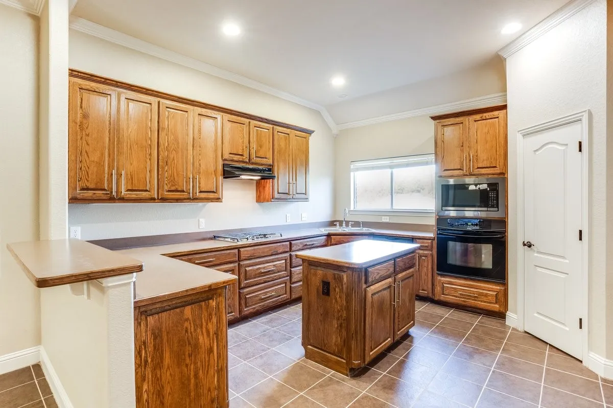Single Family Residence For Sale in Johnson County , 315 Castle Hill Drive, Burleson, Texas 76028, 5 Bedroom, 3 Bathroom, 2 Garage spaces, 2,656 Sqft, built in 2006, mls#21382552, Real Estate Agent in Burleson, Homes For Sale in Johnson county, Homes For Sale in Burleson, Realtor in Burleson Texas, Real Estate Brokerage Independent Realty Texas, Luminita Cordes Realtor