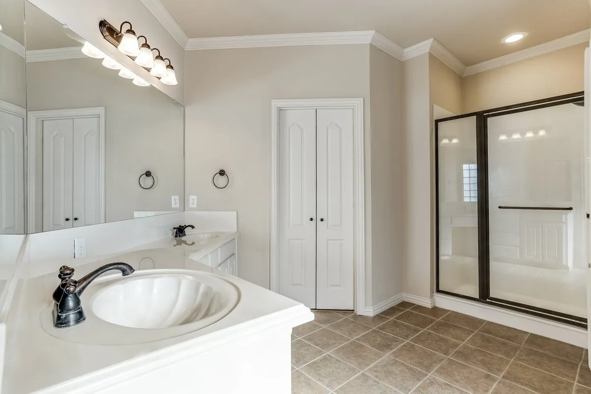 Single Family Residence For Sale in Johnson County , 315 Castle Hill Drive, Burleson, Texas 76028, 5 Bedroom, 3 Bathroom, 2 Garage spaces, 2,656 Sqft, built in 2006, mls#21382552, Real Estate Agent in Burleson, Homes For Sale in Johnson county, Homes For Sale in Burleson, Realtor in Burleson Texas, Real Estate Brokerage Independent Realty Texas, Luminita Cordes Realtor