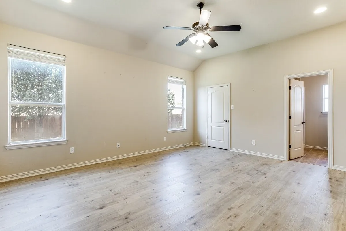Single Family Residence For Sale in Johnson County , 315 Castle Hill Drive, Burleson, Texas 76028, 5 Bedroom, 3 Bathroom, 2 Garage spaces, 2,656 Sqft, built in 2006, mls#21382552, Real Estate Agent in Burleson, Homes For Sale in Johnson county, Homes For Sale in Burleson, Realtor in Burleson Texas, Real Estate Brokerage Independent Realty Texas, Luminita Cordes Realtor