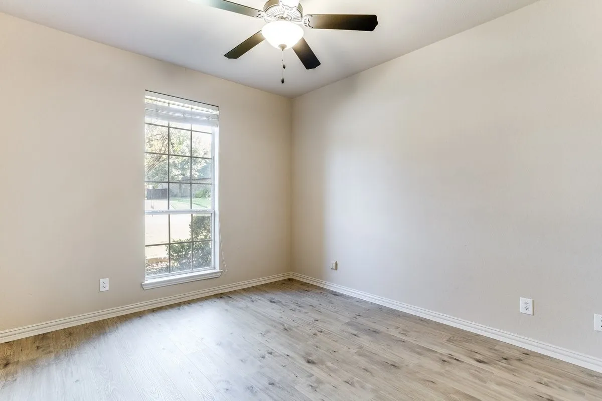 Single Family Residence For Sale in Johnson County , 315 Castle Hill Drive, Burleson, Texas 76028, 5 Bedroom, 3 Bathroom, 2 Garage spaces, 2,656 Sqft, built in 2006, mls#21382552, Real Estate Agent in Burleson, Homes For Sale in Johnson county, Homes For Sale in Burleson, Realtor in Burleson Texas, Real Estate Brokerage Independent Realty Texas, Luminita Cordes Realtor