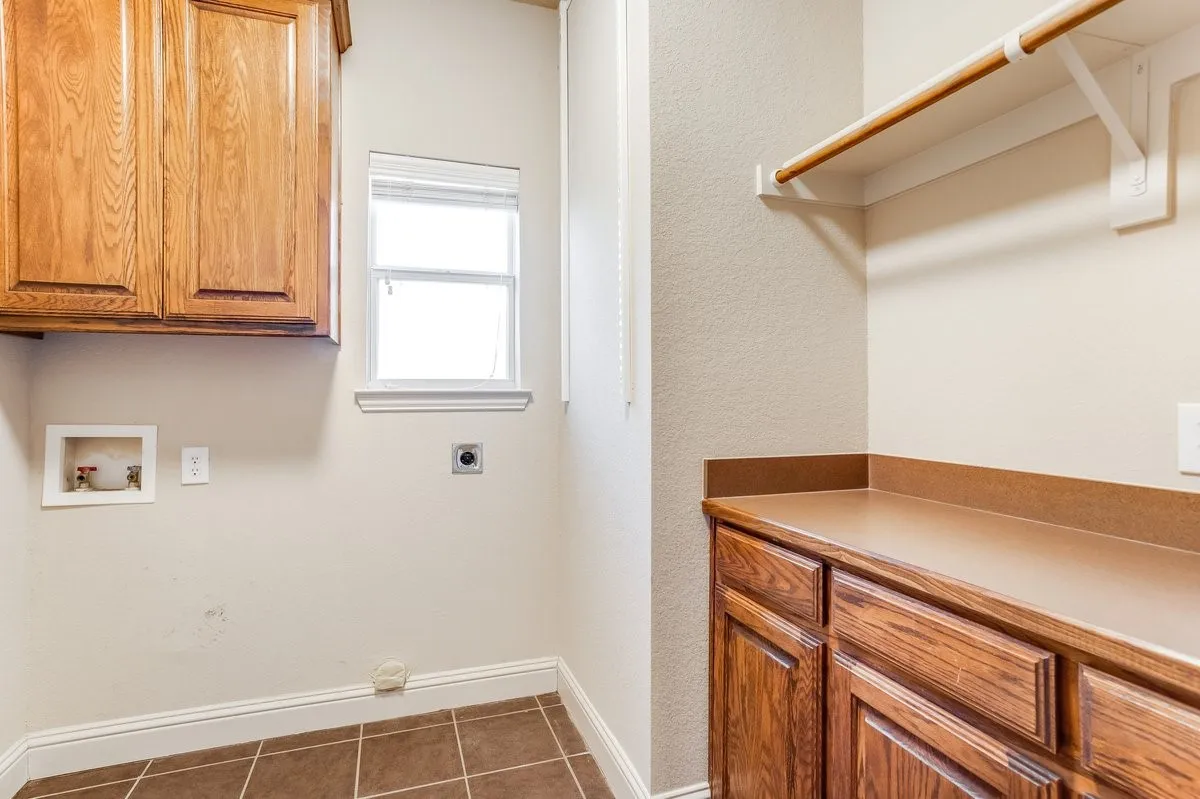 Single Family Residence For Sale in Johnson County , 315 Castle Hill Drive, Burleson, Texas 76028, 5 Bedroom, 3 Bathroom, 2 Garage spaces, 2,656 Sqft, built in 2006, mls#21382552, Real Estate Agent in Burleson, Homes For Sale in Johnson county, Homes For Sale in Burleson, Realtor in Burleson Texas, Real Estate Brokerage Independent Realty Texas, Luminita Cordes Realtor