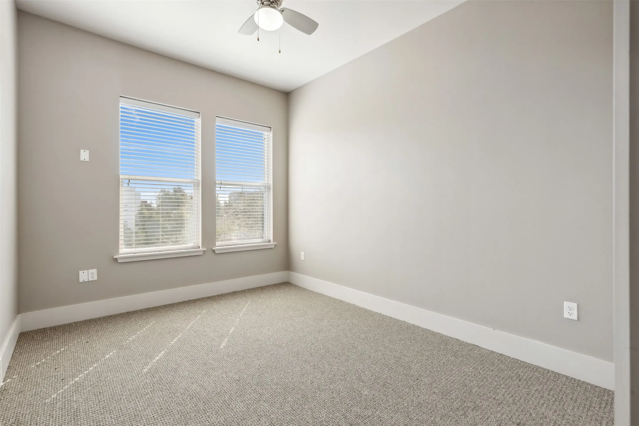 Bedroom, ceiling fan, nice closet