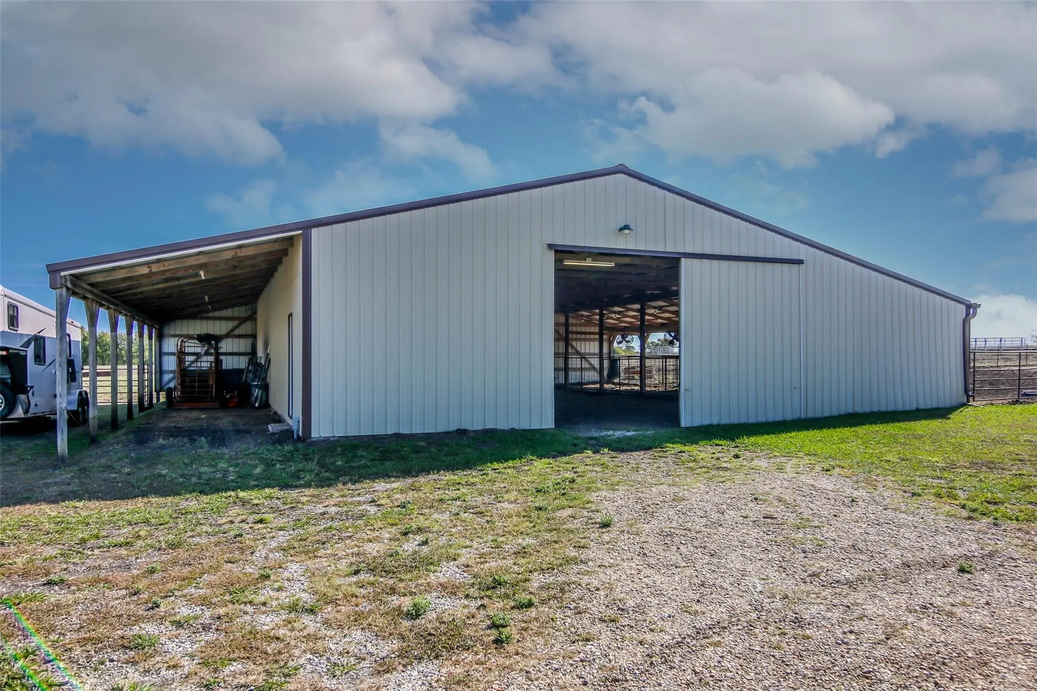 Farm For Rent in Grayson County , 7158 Luella Road, Sherman, Texas 75090, 4 Bedroom, 3 Bathroom, Garage spaces, 2,424 Sqft, built in 2008, mls#21382561, Real Estate Agent in Sherman, Homes For Rent in Grayson county, Homes For Rent in Sherman, Realtor in Sherman Texas, Real Estate Brokerage Independent Realty Texas, Luminita Cordes Realtor
