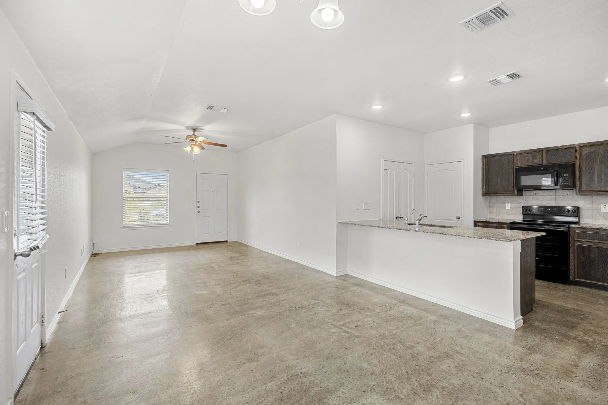 Duplex For Rent in Bell County , 6011 Amelia Earhart Boulevard B, Killeen, Texas 76543, 3 Bedroom, 2 Bathroom, 1 Garage spaces, 1,300 Sqft, built in 2020, mls#21382566, Real Estate Agent in Killeen, Homes For Rent in Bell county, Homes For Rent in Killeen, Realtor in Killeen Texas, Real Estate Brokerage Independent Realty Texas, Luminita Cordes Realtor