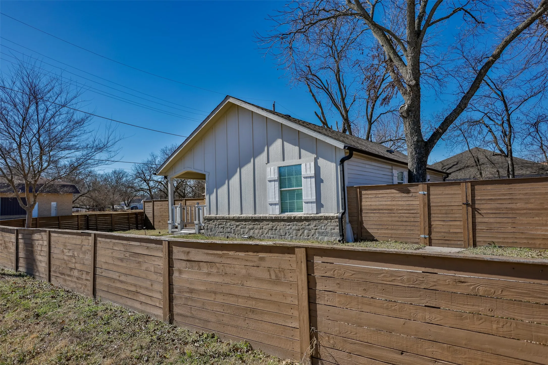 Single Family Residence For Sale in Cooke County , 313 Fair Avenue, Gainesville, Texas 76240, 3 Bedroom, 2 Bathroom, Garage spaces, 1,050 Sqft, built in 1950, mls#21382574, Real Estate Agent in Gainesville, Homes For Sale in Cooke county, Homes For Sale in Gainesville, Realtor in Gainesville Texas, Real Estate Brokerage Independent Realty Texas, Luminita Cordes Realtor