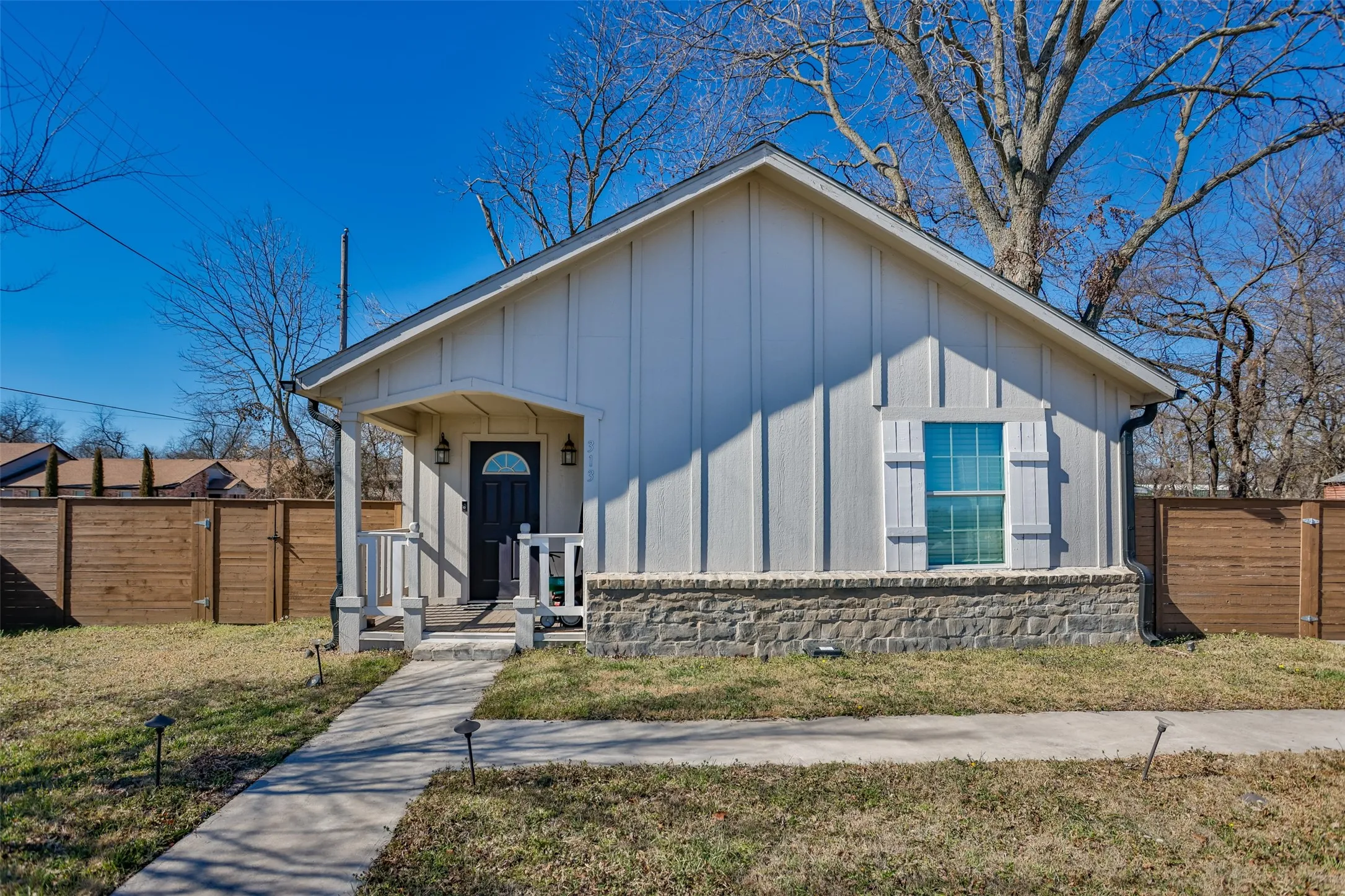 Single Family Residence For Sale in Cooke County , 313 Fair Avenue, Gainesville, Texas 76240, 3 Bedroom, 2 Bathroom, Garage spaces, 1,050 Sqft, built in 1950, mls#21382574, Real Estate Agent in Gainesville, Homes For Sale in Cooke county, Homes For Sale in Gainesville, Realtor in Gainesville Texas, Real Estate Brokerage Independent Realty Texas, Luminita Cordes Realtor